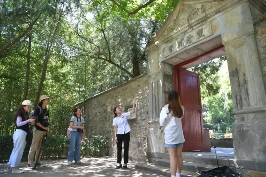 20230905-华体会娱乐平台“‘京’彩文化 青春绽放”行动暑期活动纪实-供图-学生们在香山公园双清别墅前听讲解员讲述双清别墅历史.png