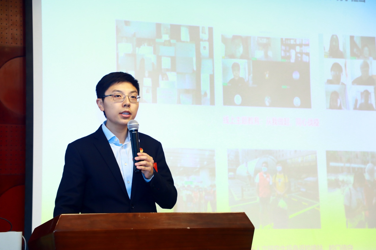 穿西装打电话的人描述已自动生成