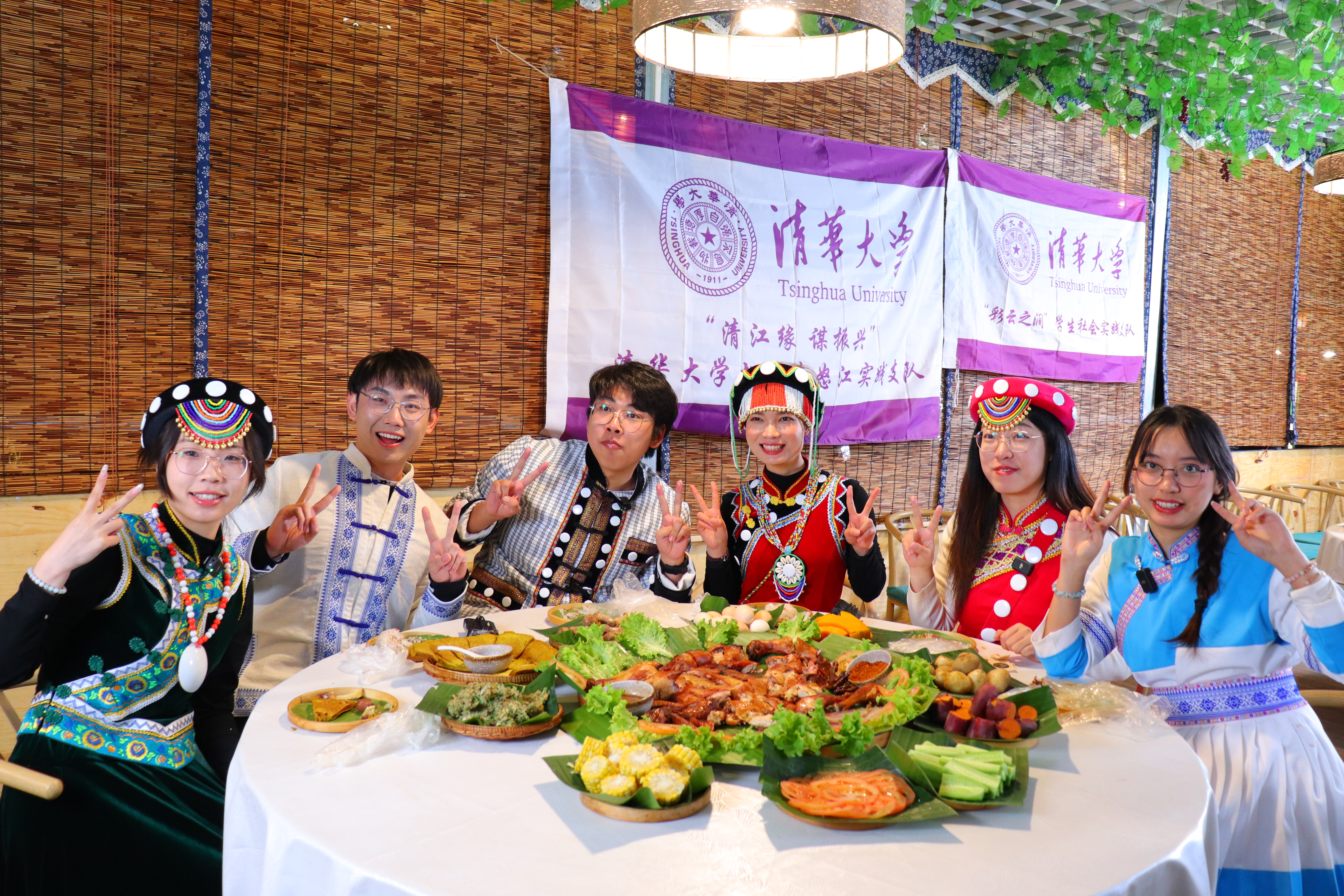 20240301-学思践悟启新程,挺膺担当绘青春——2024 年华体会娱乐平台研究生寒假社会实践总结回顾-水利系赴云南怒江实践支队-支队成员在怒江州开展民族特色美食宣传直播.jpg