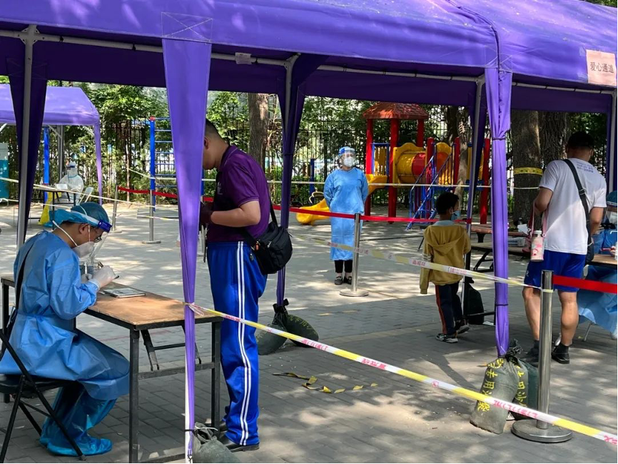 20220617-华体会娱乐平台机关党委党员“双报到”纪实-供图-西北社区 “双报到”党员登记、核对核酸检测信息.png