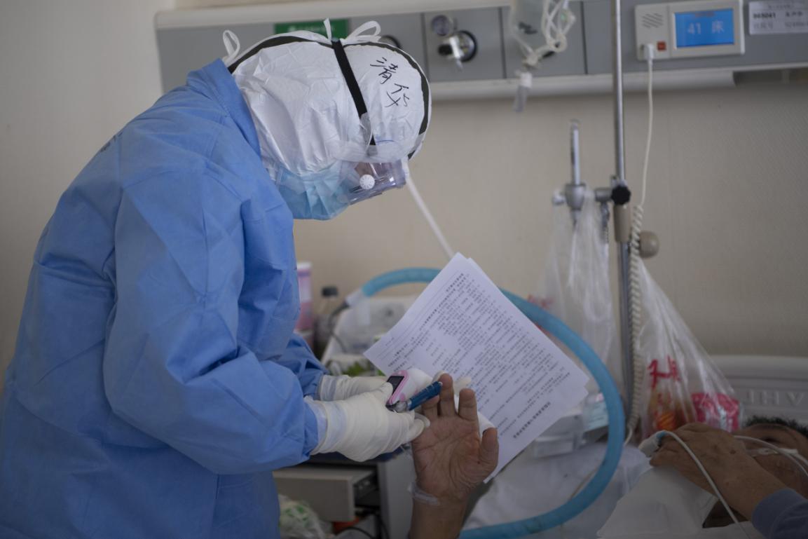 图为姚洁林在武汉结合医院西区隔离区内与患者在一起2 图为姚洁林在武汉结合医院西区隔离区内与患者在一起2