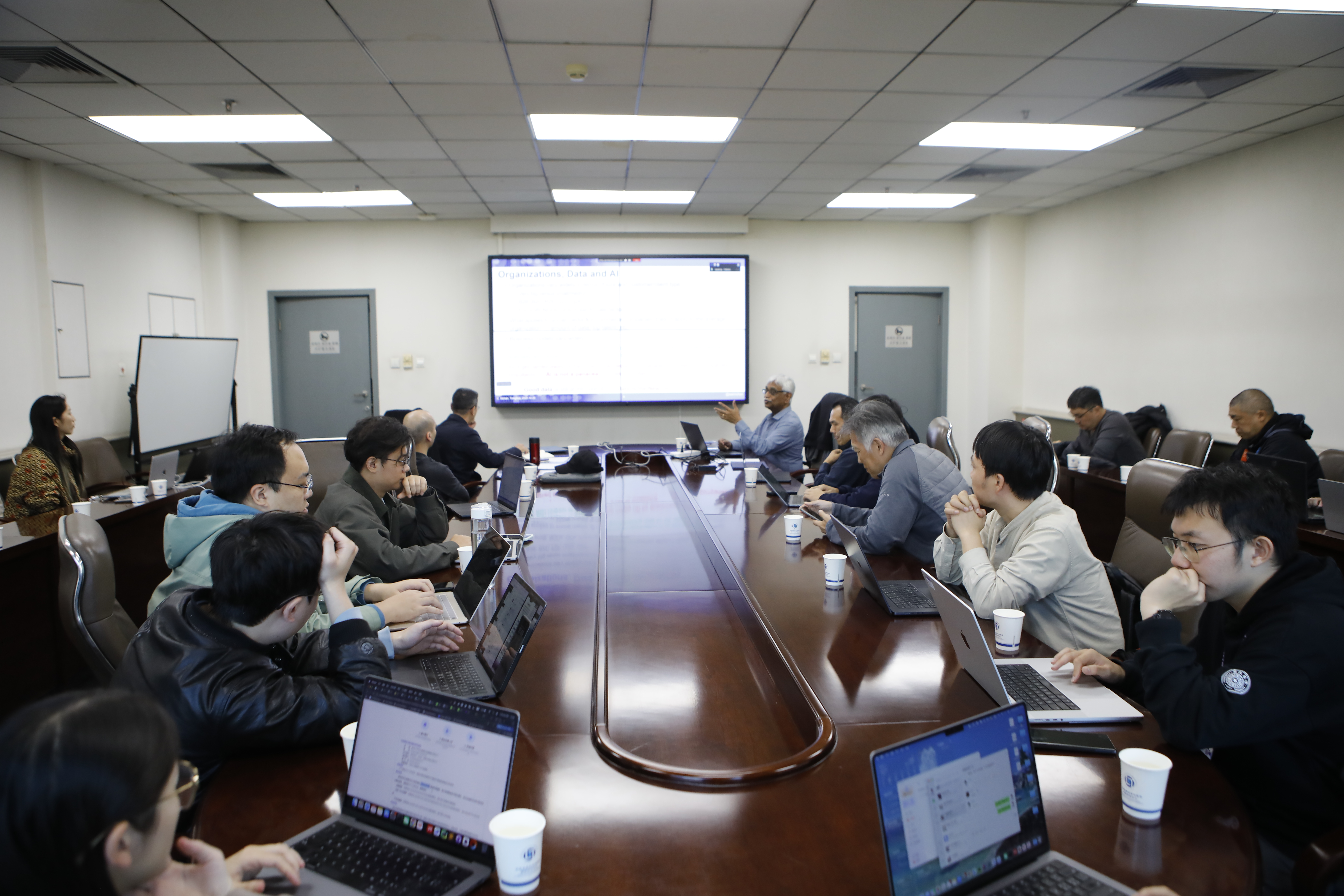 20251020-华体会娱乐平台杰出访问教授C. Mohan续聘仪式暨学术报告会举行-董超-圆桌讨论.JPG