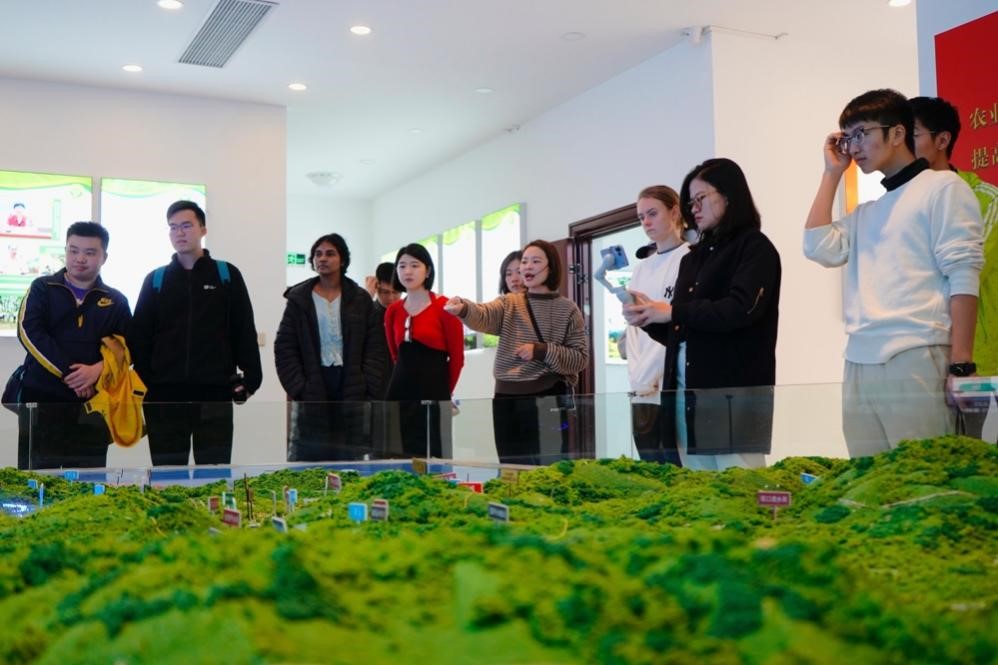 20231125-发现中国智慧,洞察中国发展——2023年华体会娱乐平台“洞察中国”全球胜任力社会实践纪实-“洞察中国”福建实践支队-“洞察中国”福建实践支队赴宁德市九都水土保持科技示范园调研.jpg