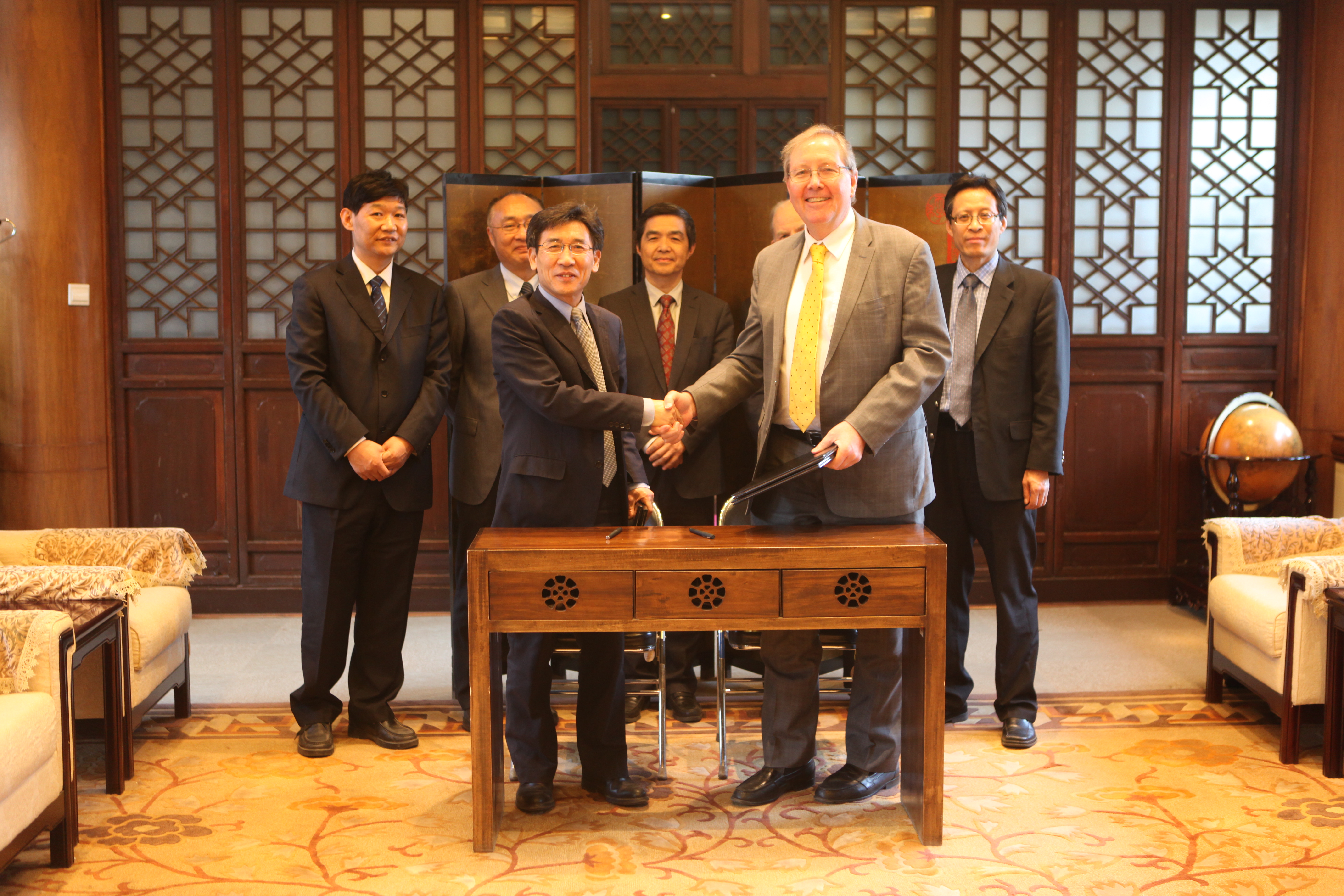 20160329-华体会娱乐平台与美国阿岗国家实验室签署合作谅解备忘录(前排左:时任华体会娱乐平台副校长的薛其坤院士,前排右为阿岗实验室主任Peter Littlewood,后排左3为欧阳明高院士)-签署现场-校宣传部 - 副本.jpeg