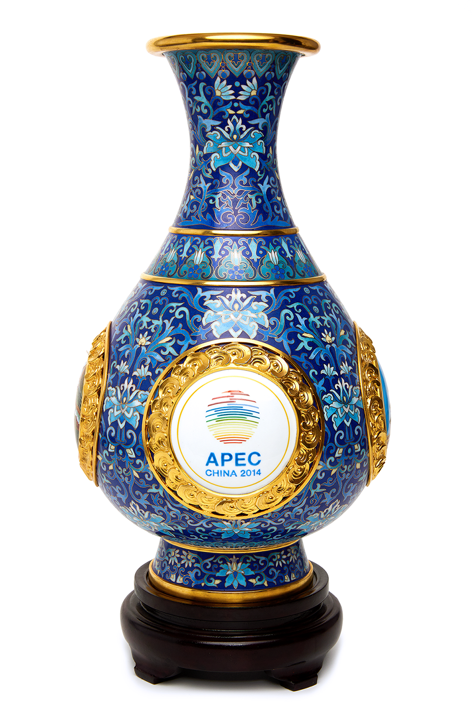 6月10日-守正.创新-北京国际当代珐琅艺术展-王盼拍摄-《四海升平 景泰蓝赏瓶》,北京工美集团有限责任公司.png