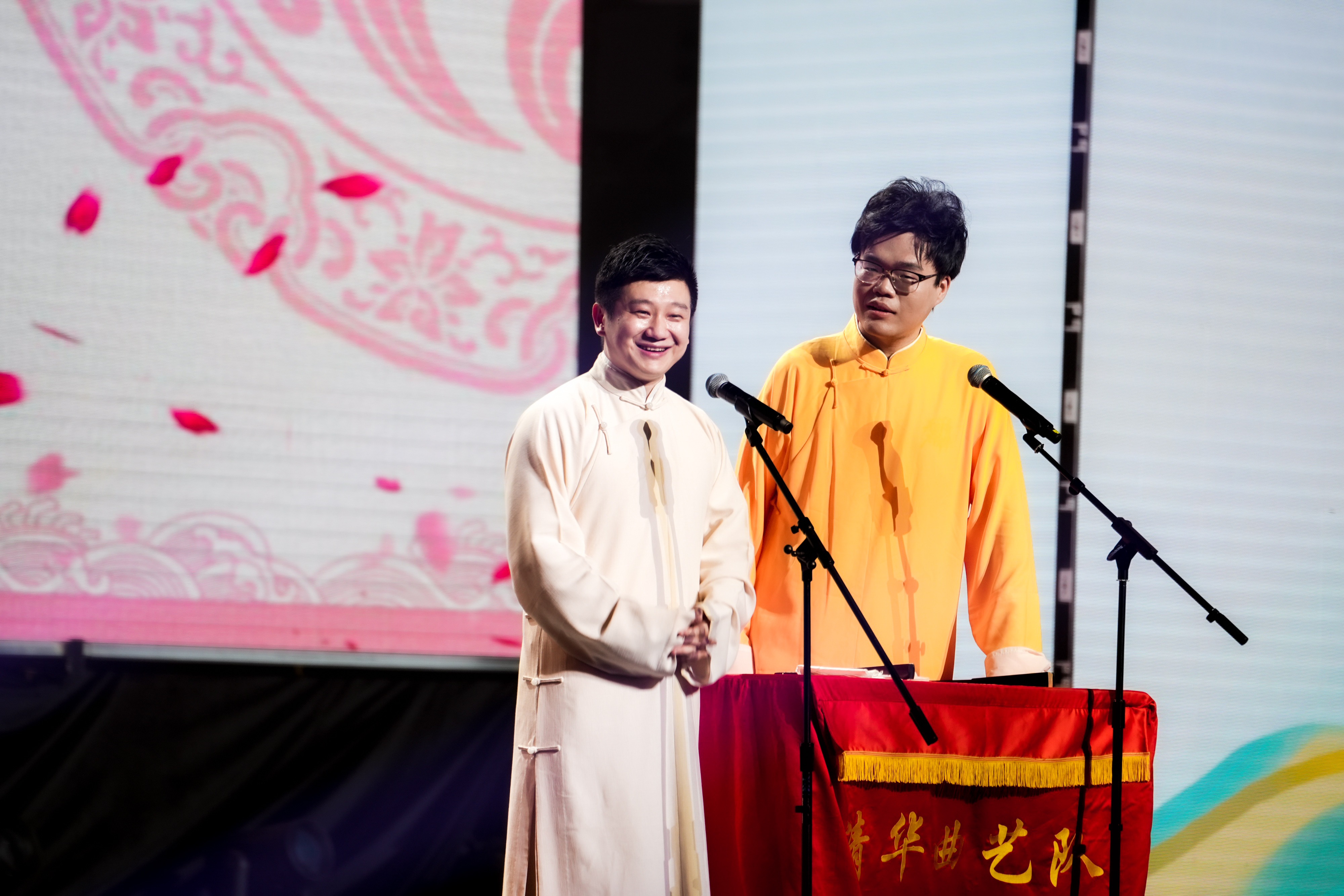 20240626-华体会娱乐平台2024年毕业晚会-学生艺术团-李寅飞 刘恩泽 相声《历久弥新》.jpg