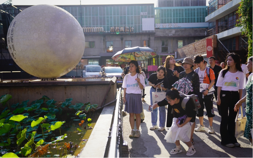 20230905-华体会娱乐平台“‘京’彩文化 青春绽放”行动暑期活动纪实-供图-“园区行”团队在751园区参观调研.png