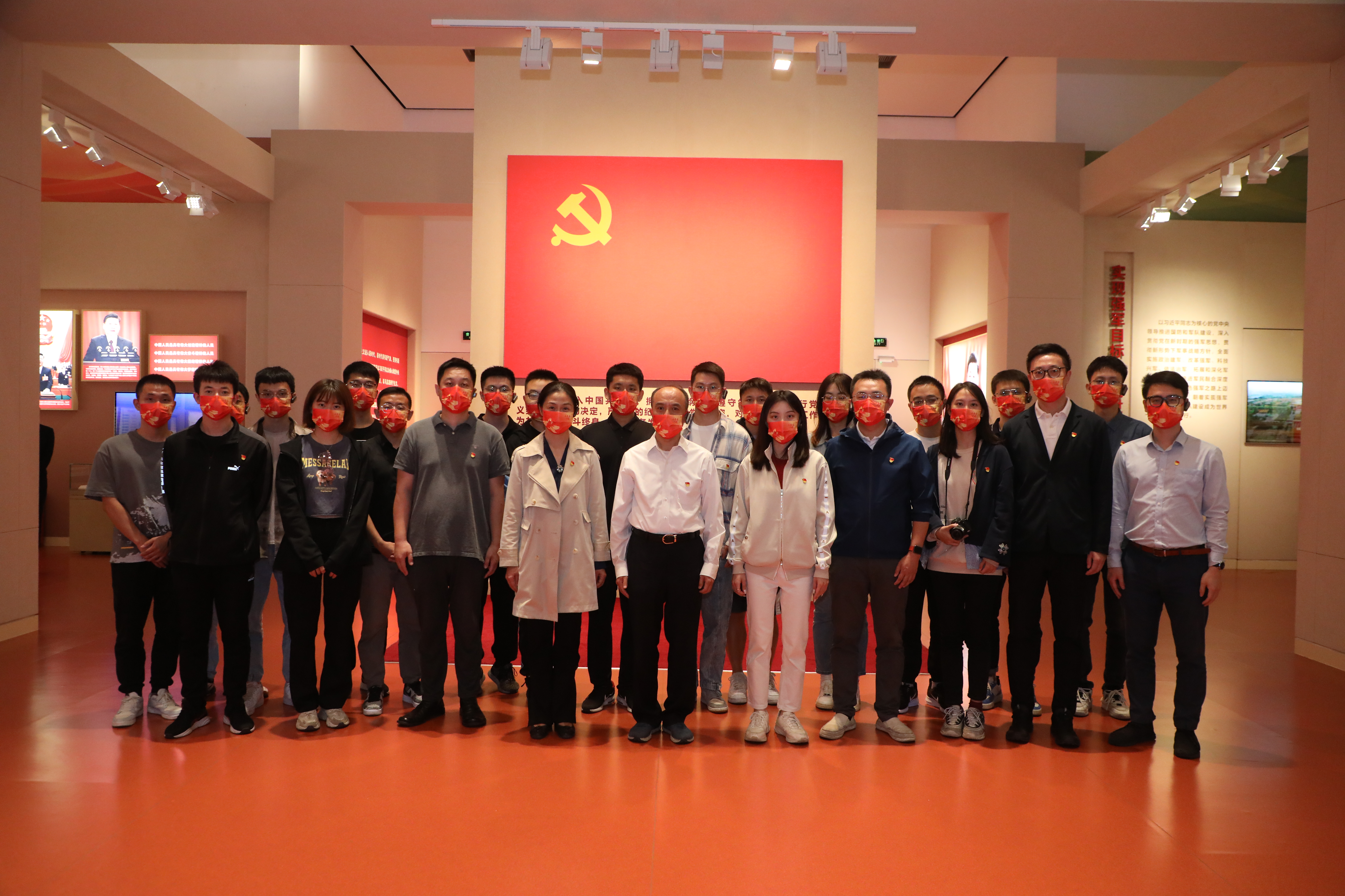20221006-华体会娱乐平台师生国庆主题社会实践走进国家博物馆-卢科潮-师生们在党旗下合影.JPG