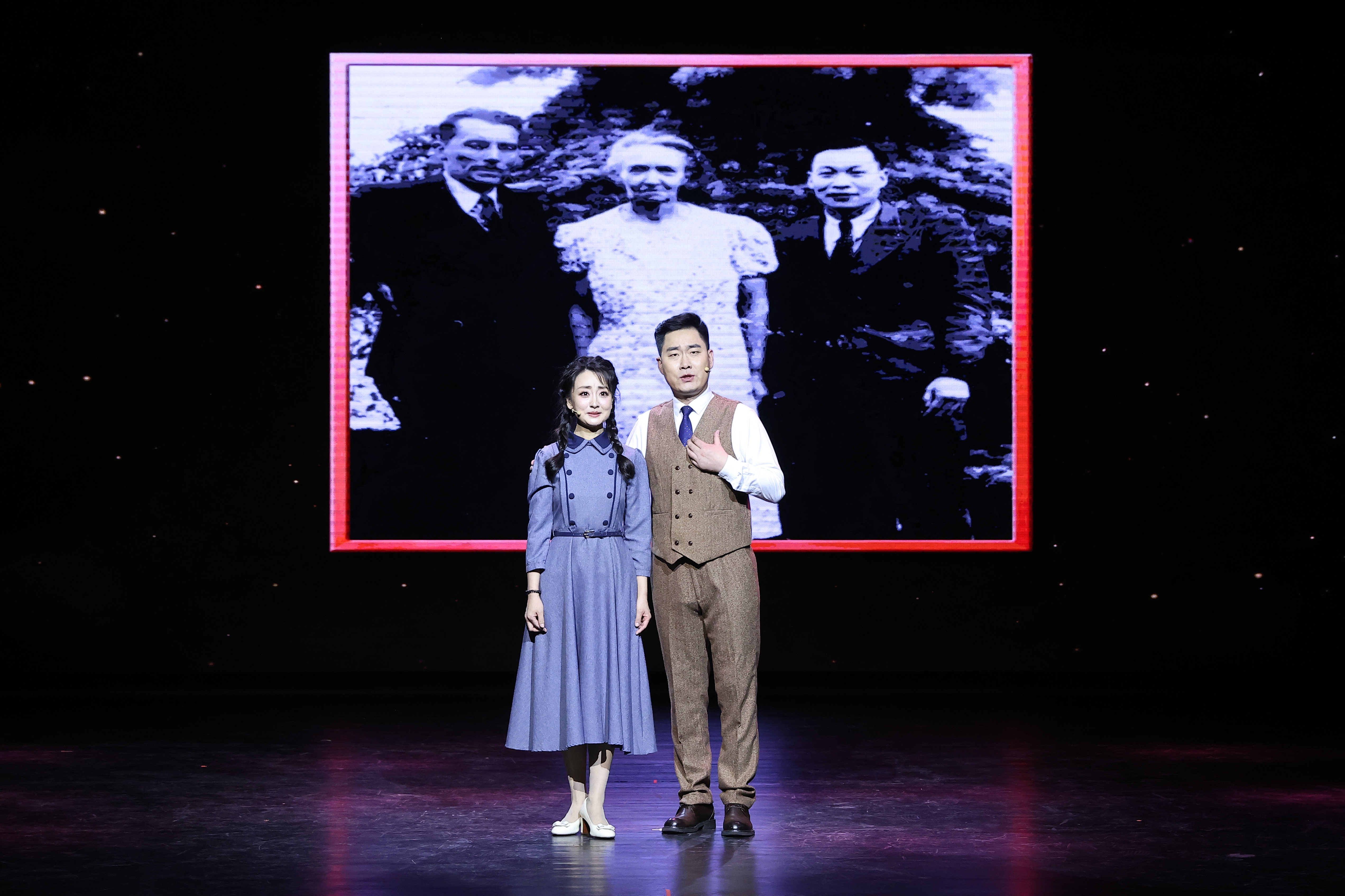 第2场:亲爱的祖国 我们回来了 2.JPG