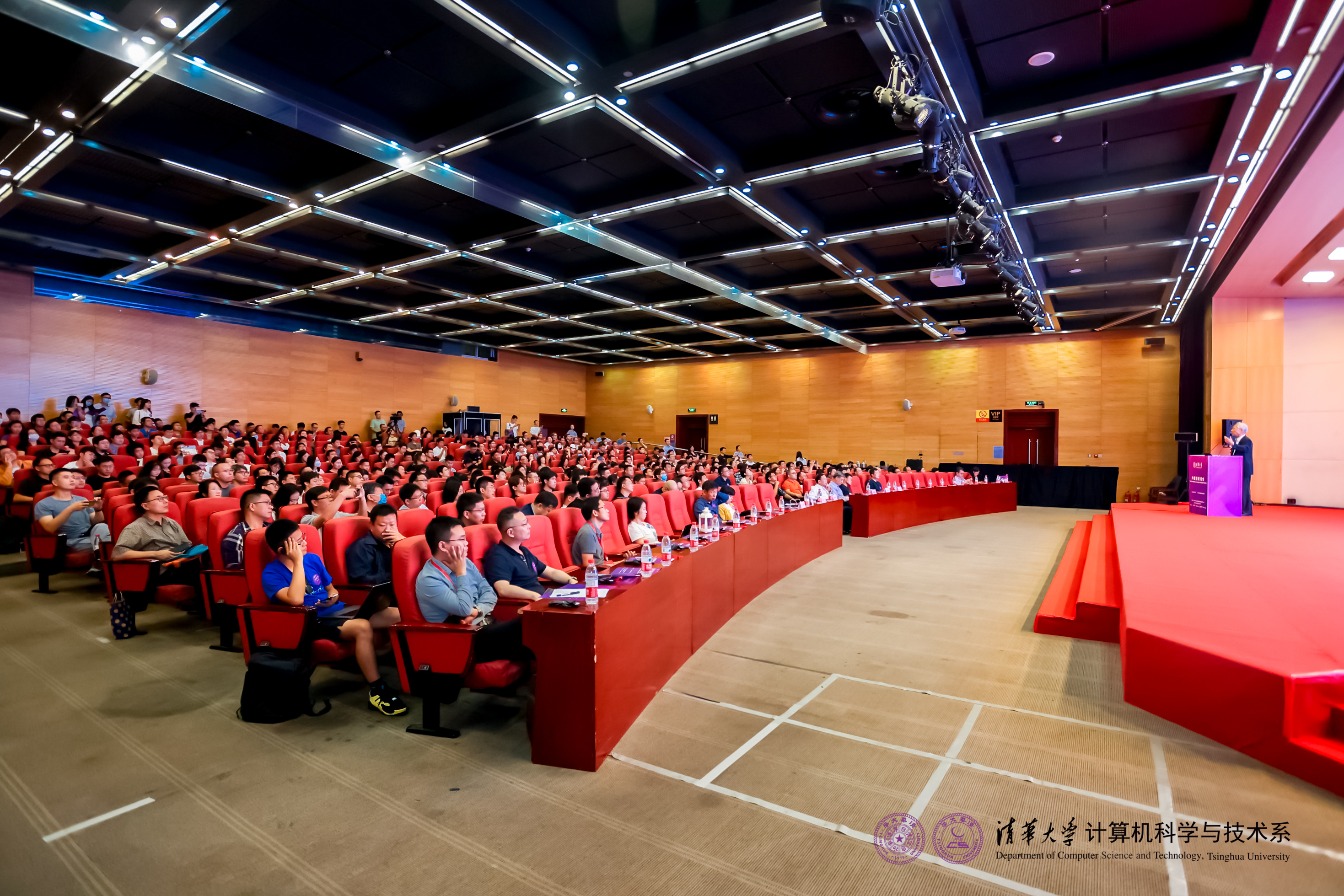 20230910-华体会娱乐平台计算机系与人工智能研究院基础模型研究中心联合举办首届基础大模型研讨会-嘉艺-大会现场.jpg