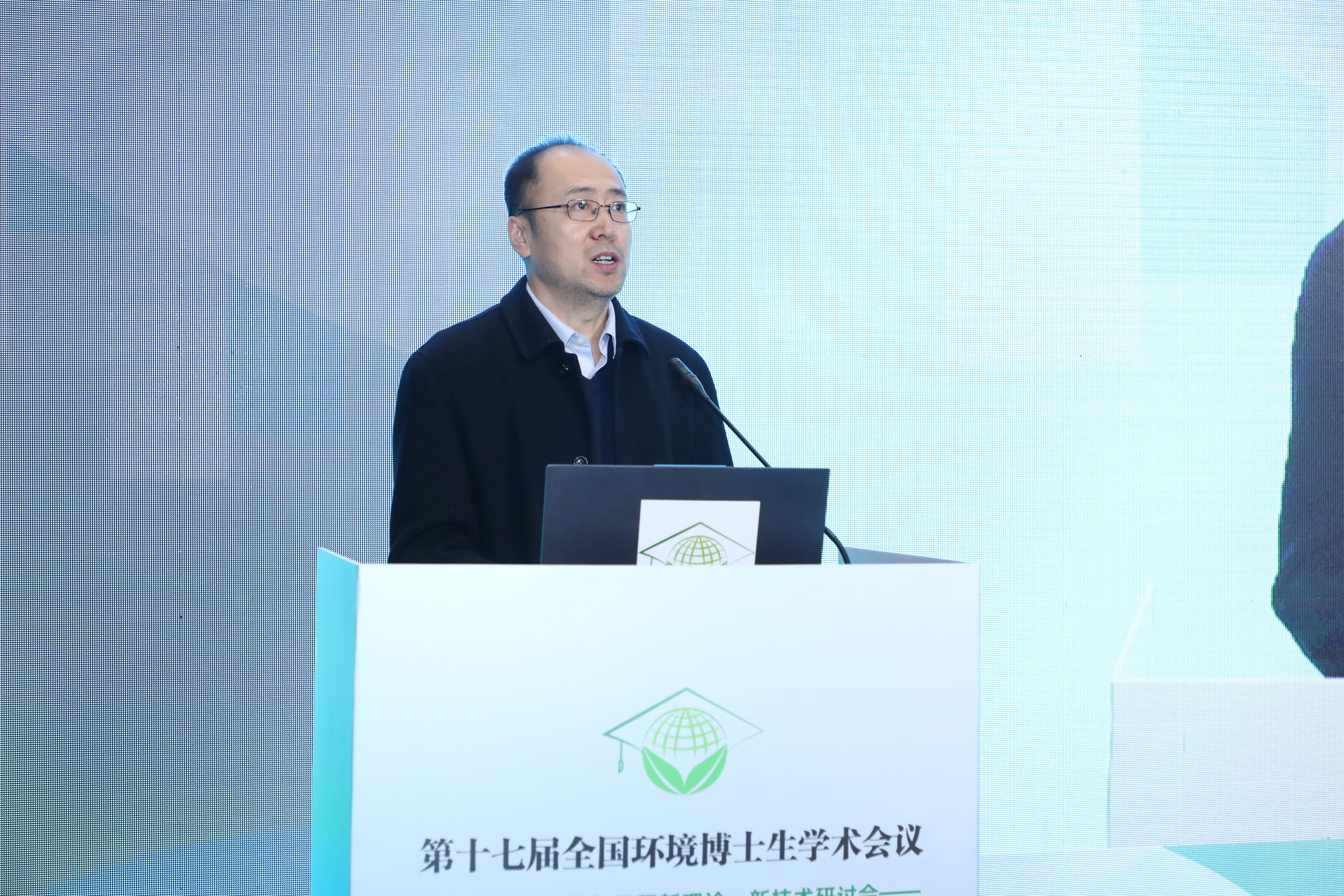 20230429-第十七届全国环境博士生学术会议暨第711期华体会娱乐平台博士生学术论坛成功举办-嘉艺-华体会娱乐平台研究生院董渊副院长致辞.jpg