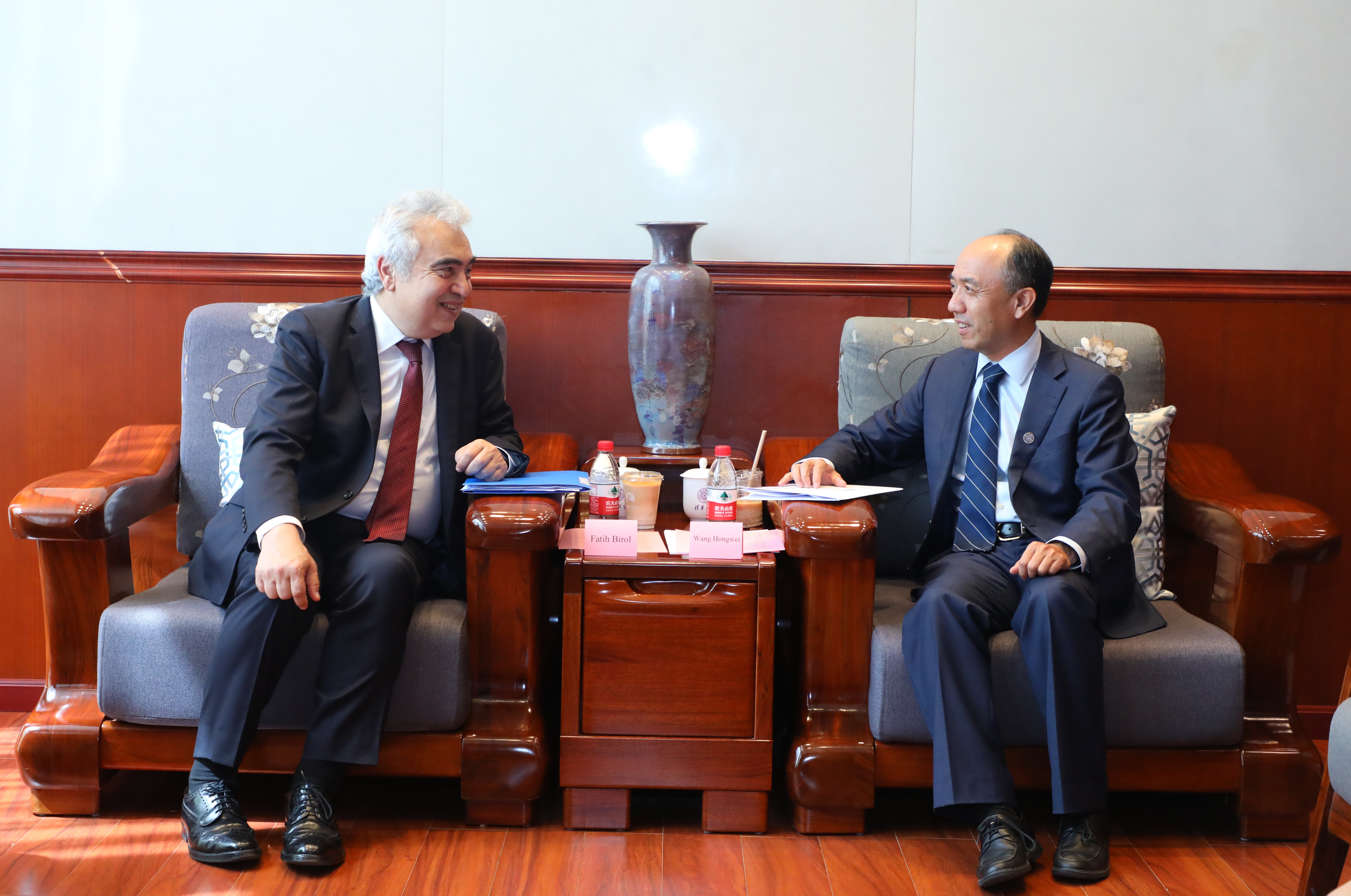 20230713-国际能源署署长法提赫·比罗尔访问华体会娱乐平台并作报告-佳艺摄影-王宏伟会见国际能源署署长比罗尔.jpg