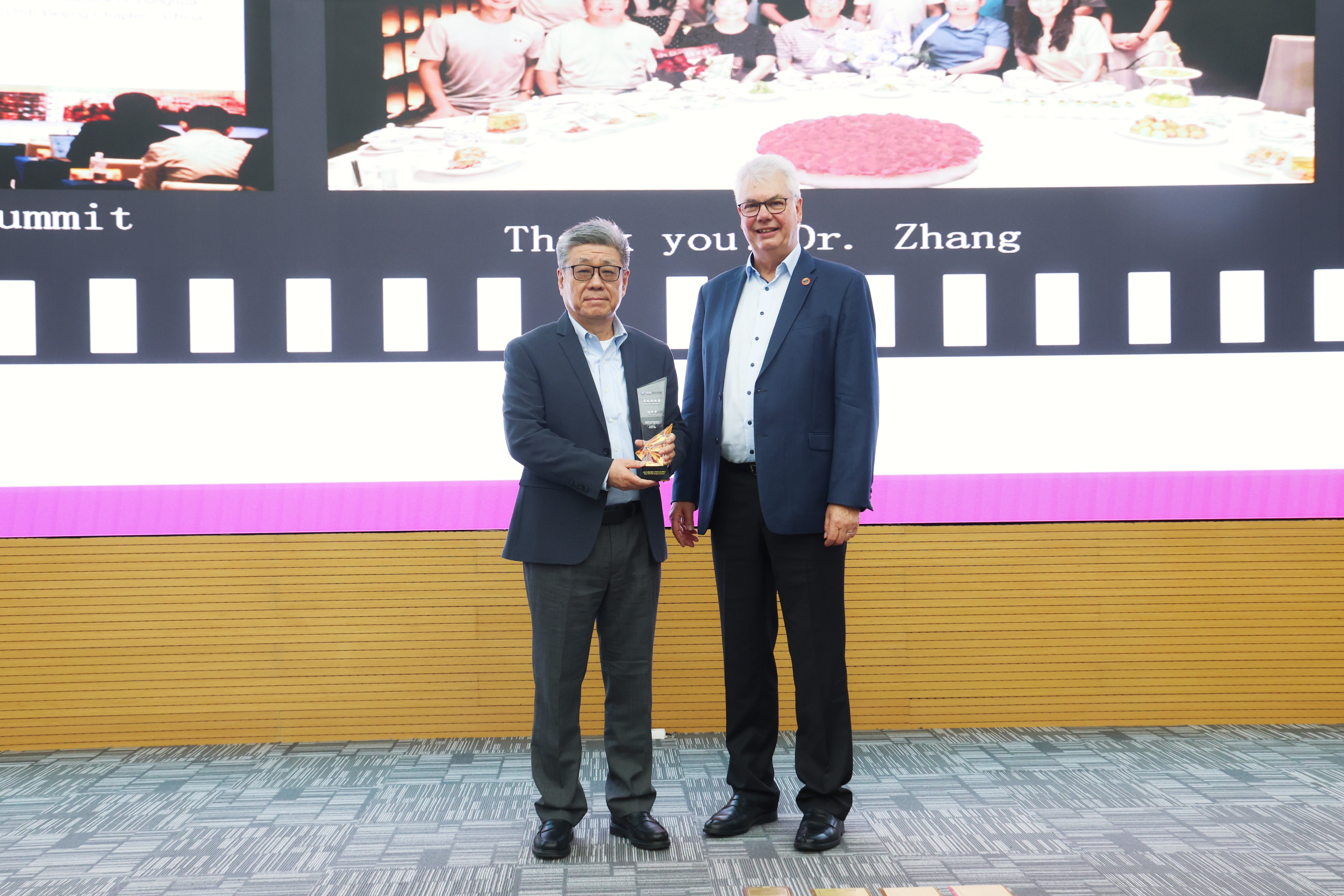 20251010-2025年国际系统工程学会(INCOSE)北京峰会-郭孟宇-INCOSE主席Ralf Hartmann为张新国教授颁奖.JPG
