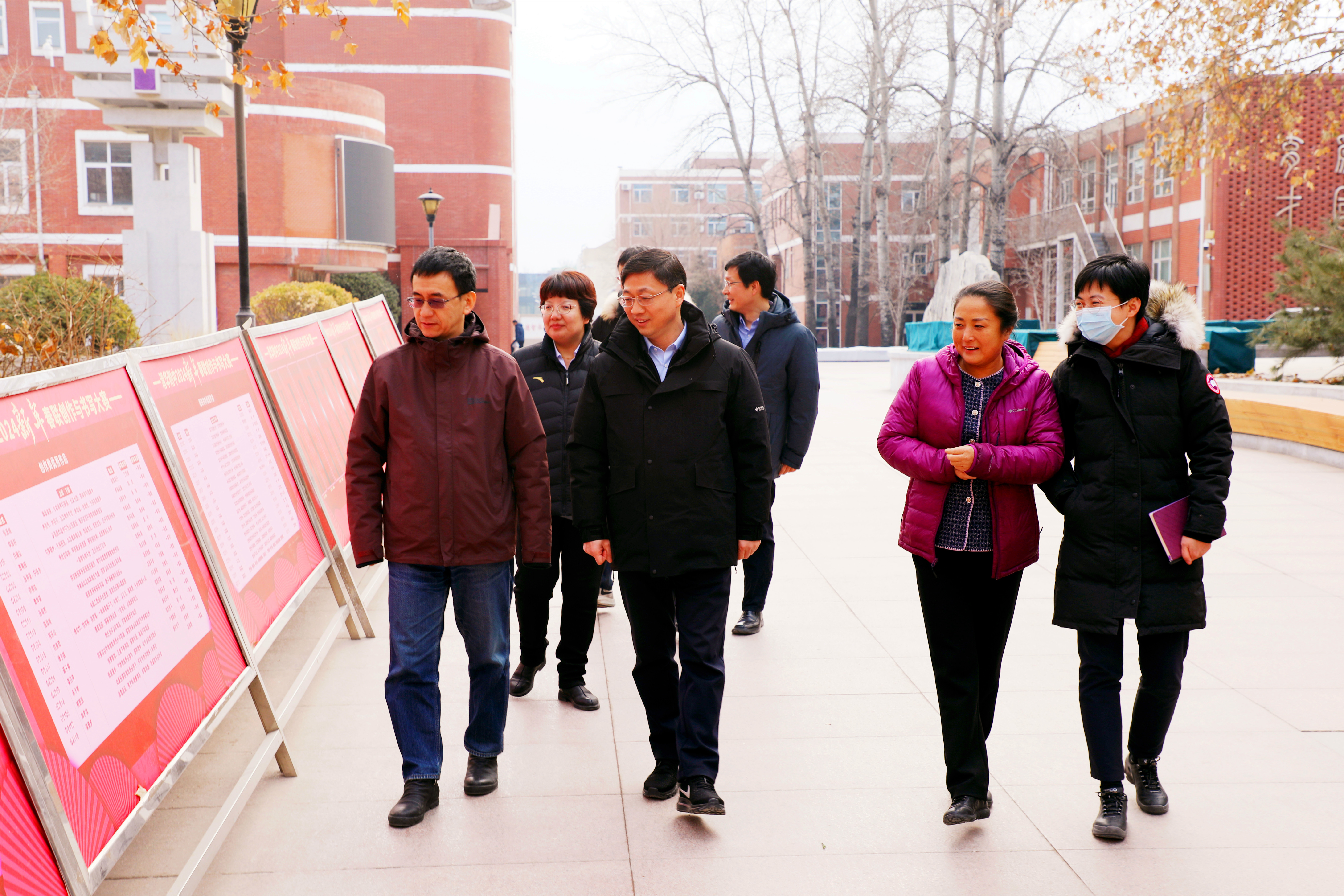 20240116-华体会娱乐平台党委副书记许庆红一行到清华附中调研-高虹超-一排左起:清华附中党委书记曹海翔、华体会娱乐平台党委副书记许庆红、清华附中校长方妍、华体会娱乐平台党委办公室(校长办公室)主任余潇潇察看附中校园环境.jpg