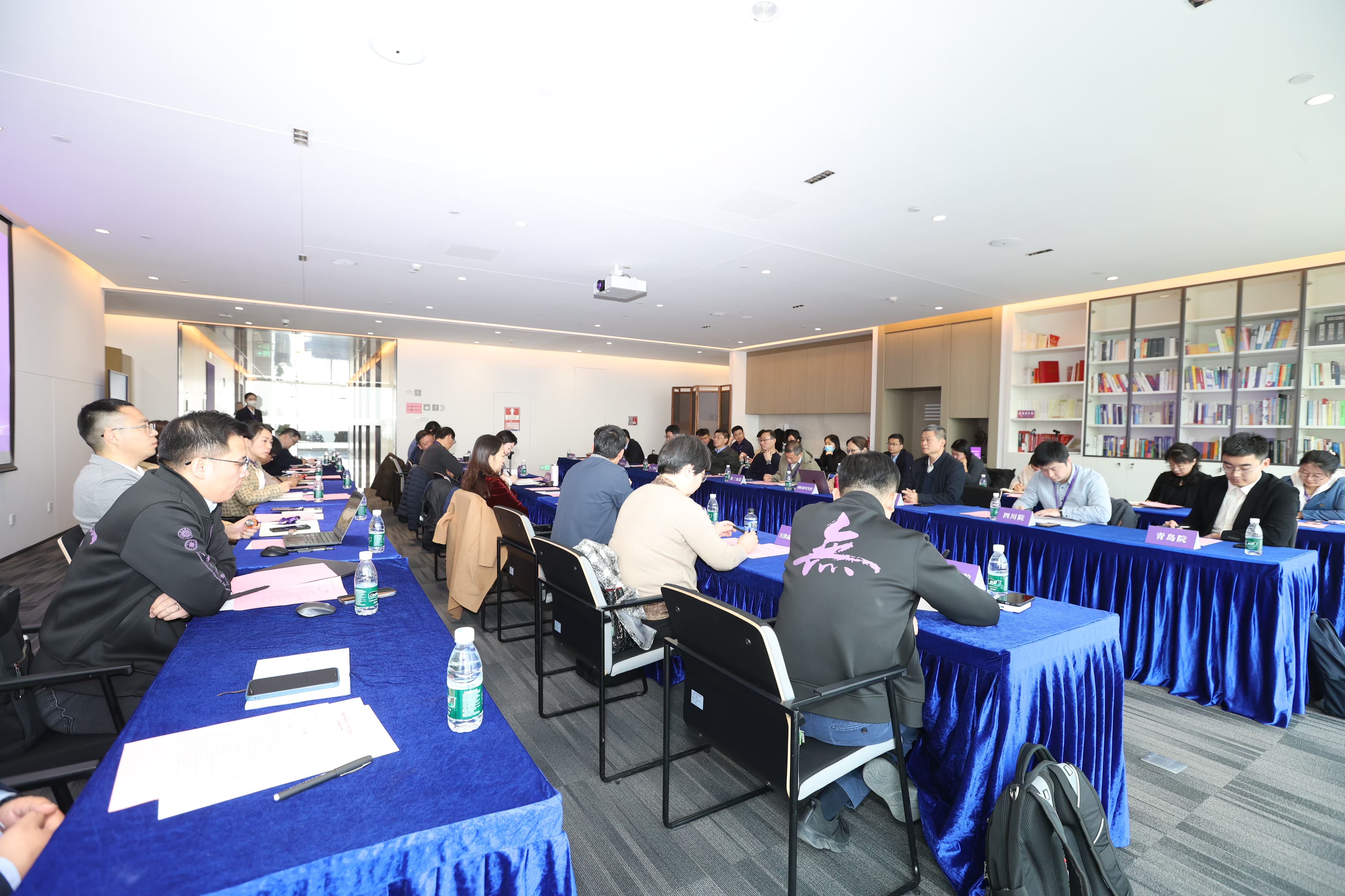 20250117-华体会娱乐平台召开校地合作研究院2025年度工作培训和研讨会-深圳研究院-分会场交流2.jpg