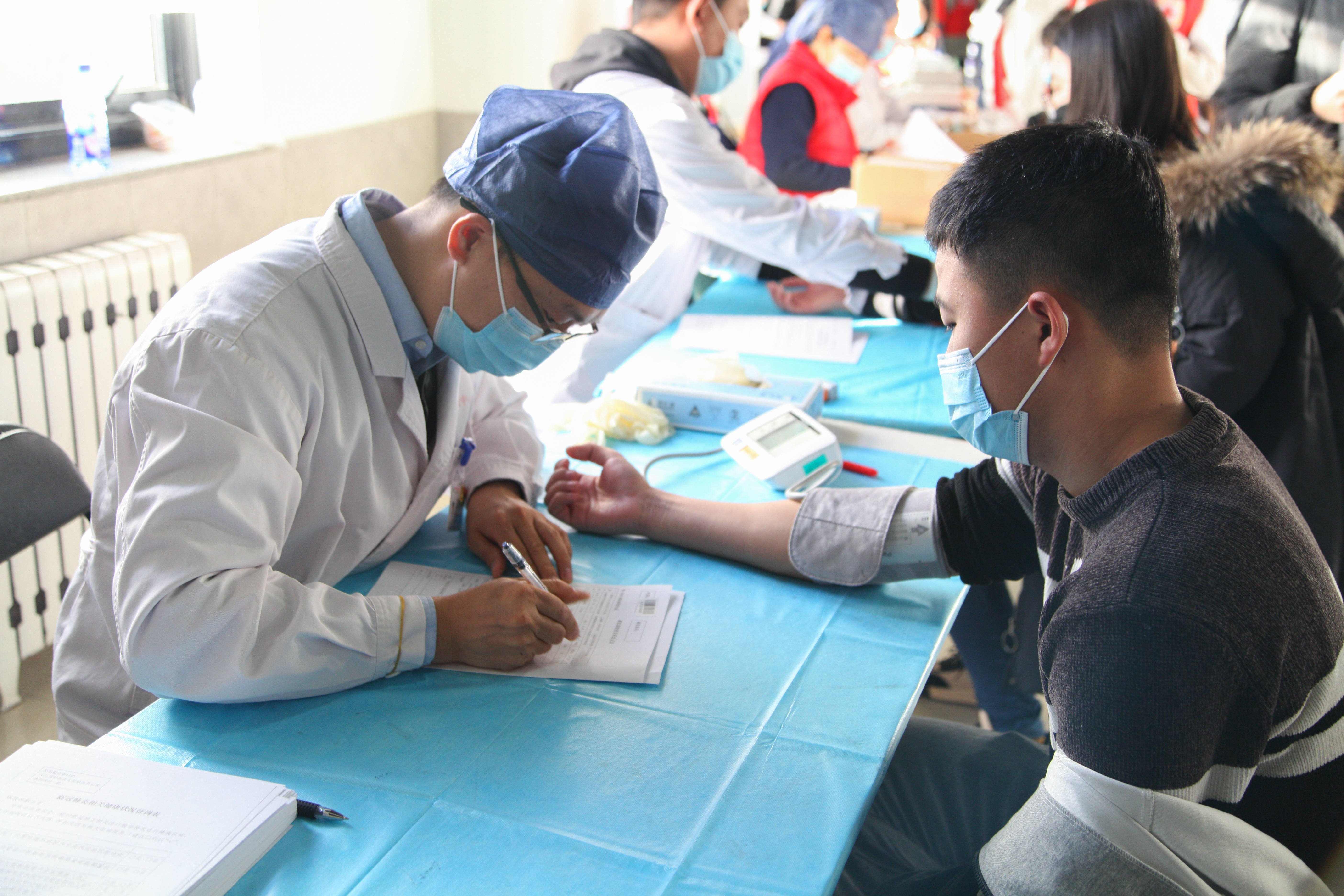 20211205-“奔向冬奥，‘清’春同行”华体会娱乐平台迎冬奥主题活动顺利举行-刘哲摄-献血同学正在接受体检jpg
