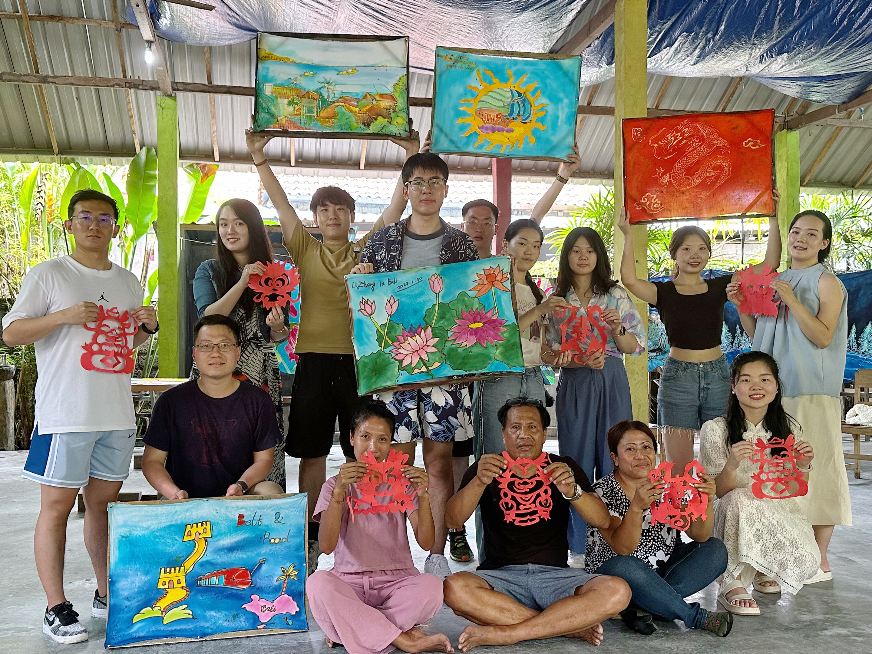 20240308-奔赴四海铸实践真知 对话世界立时代潮头——2024年华体会娱乐平台“知行计划”研究生骨干海外实践纪实-东南亚实践支队-支队成员与当地民众共同完成蜡染和剪纸.jpg