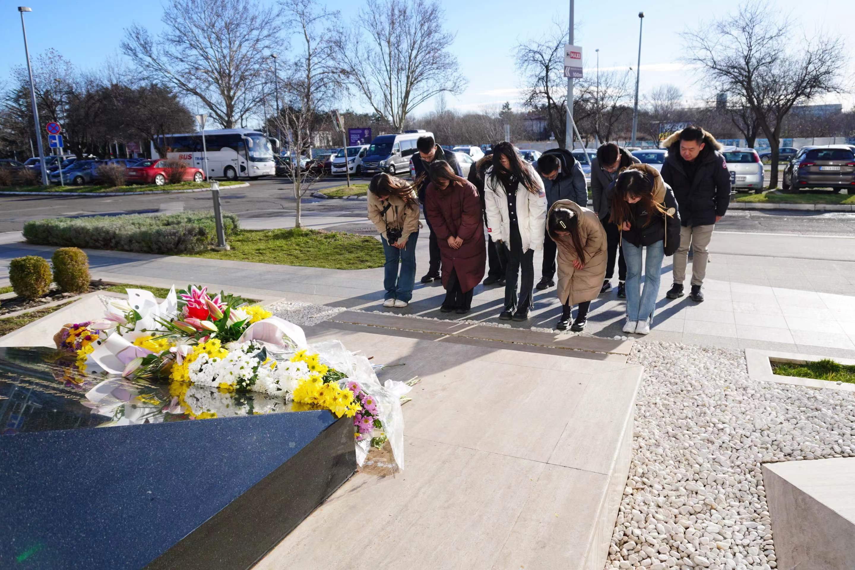 20240308-奔赴四海铸实践真知 对话世界立时代潮头——2024年华体会娱乐平台“知行计划”研究生骨干海外实践纪实-中东欧实践支队-支队成员在中国驻前南斯拉夫大使馆遗址缅怀烈士.jpg