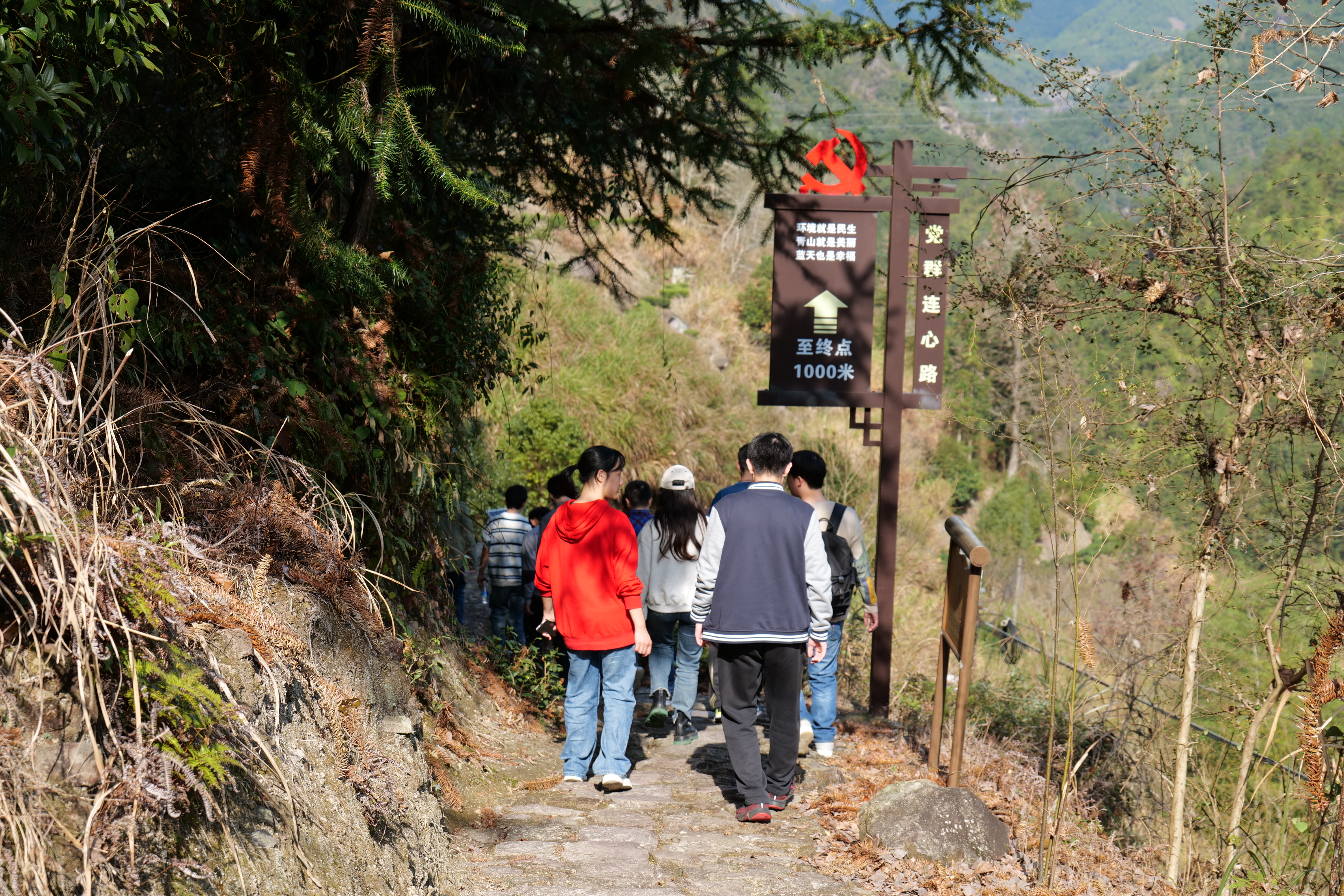 20240301-学思践悟启新程,挺膺担当绘青春——2024 年华体会娱乐平台研究生寒假社会实践总结回顾-电子系和马克思主义学院“E 马赴闽,回首初心”实践支队-支队成员重走“党群连心路”.jpg