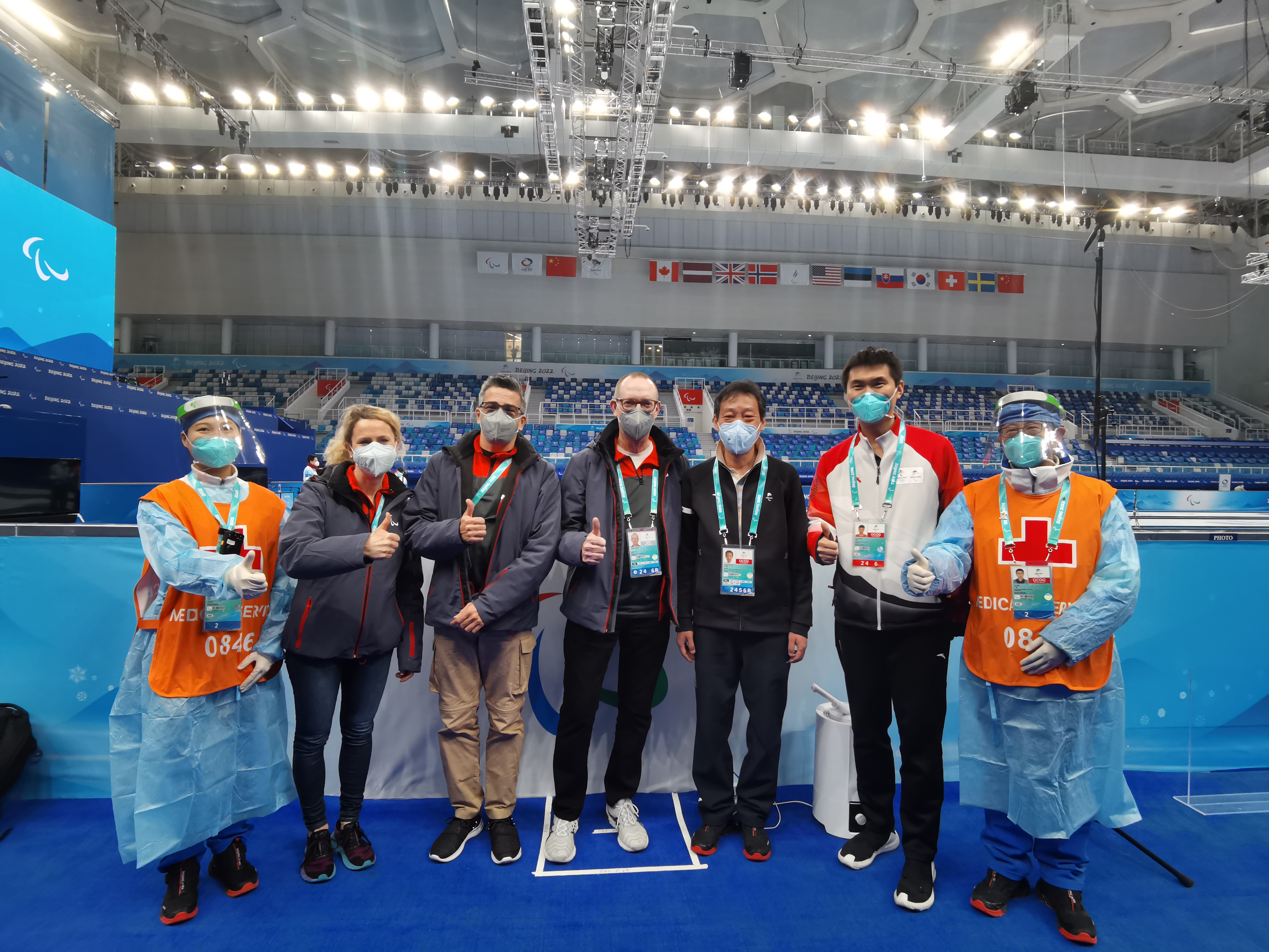 20220303-北京清华长庚医院国家游泳中心医疗保障队在FOP医疗站与来场馆视察的国际残奥委会医学委员会主席James Kissick(左四)先生合影-医院供图-医院供图.jpg