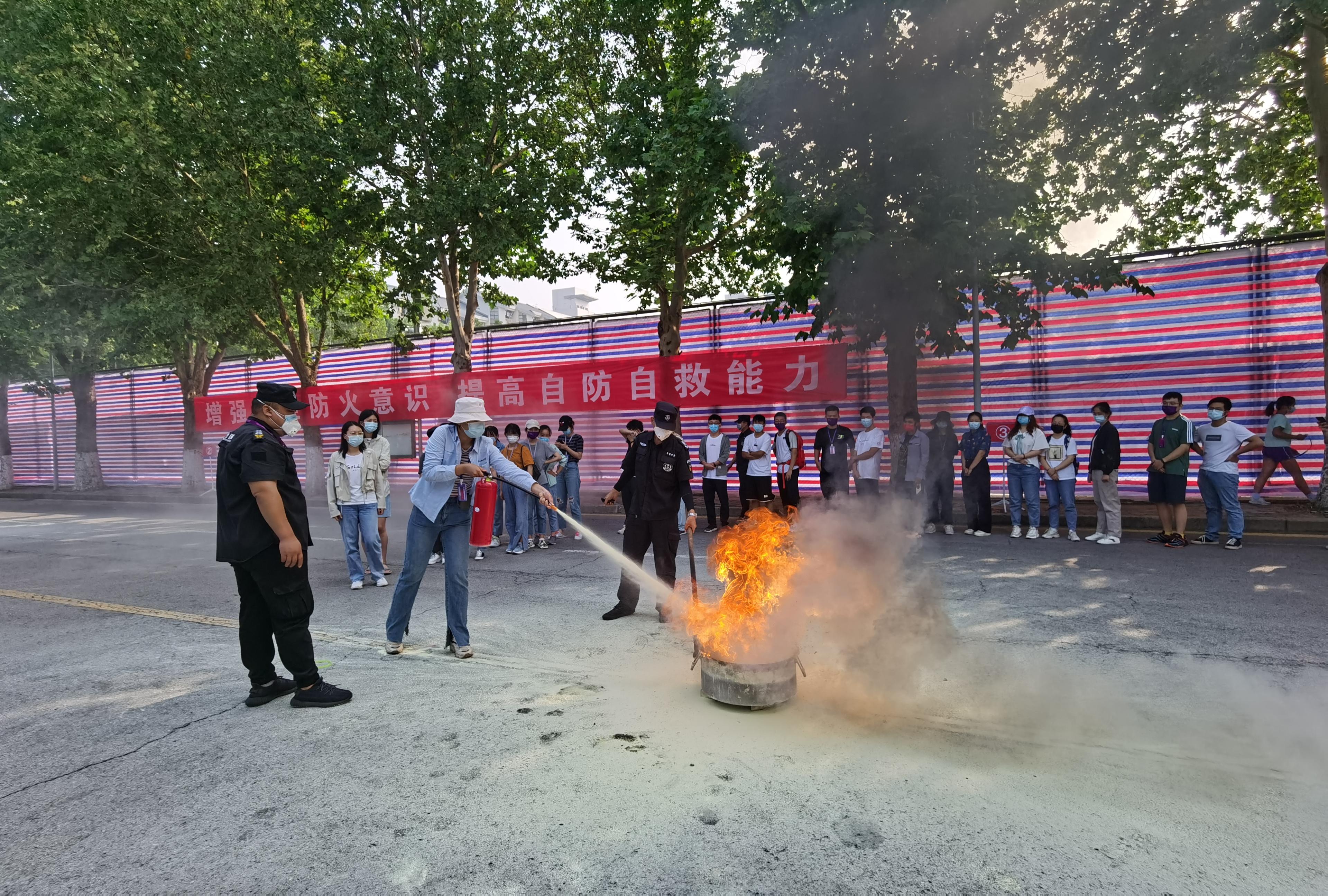 20210911-新生消防演习-保卫处-研究生新生实操灭火器.jpg