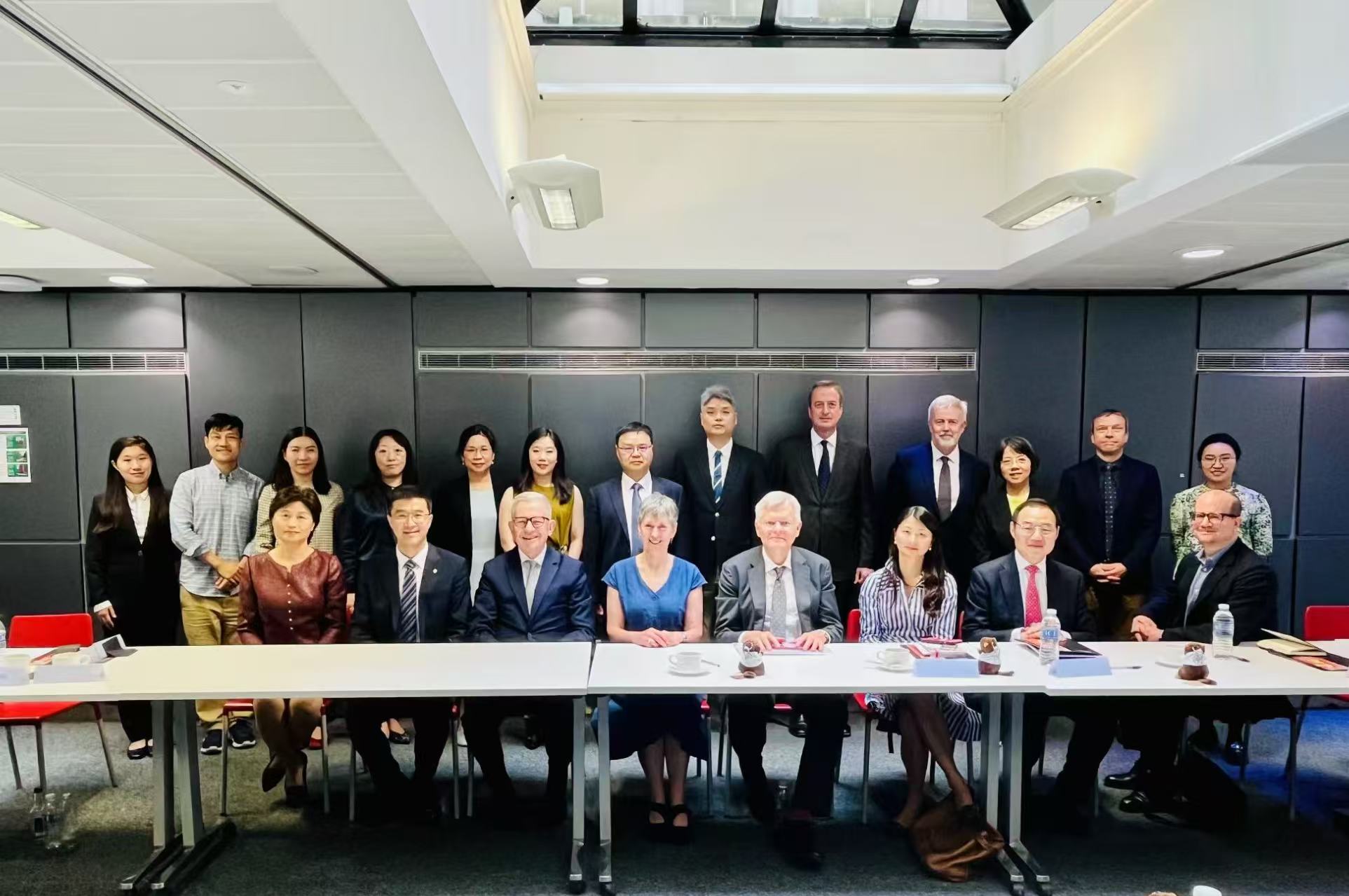 20250818-校领导率团访英-出席伦敦商务孔子学院顾问委员会年度会议-文科处.jpg