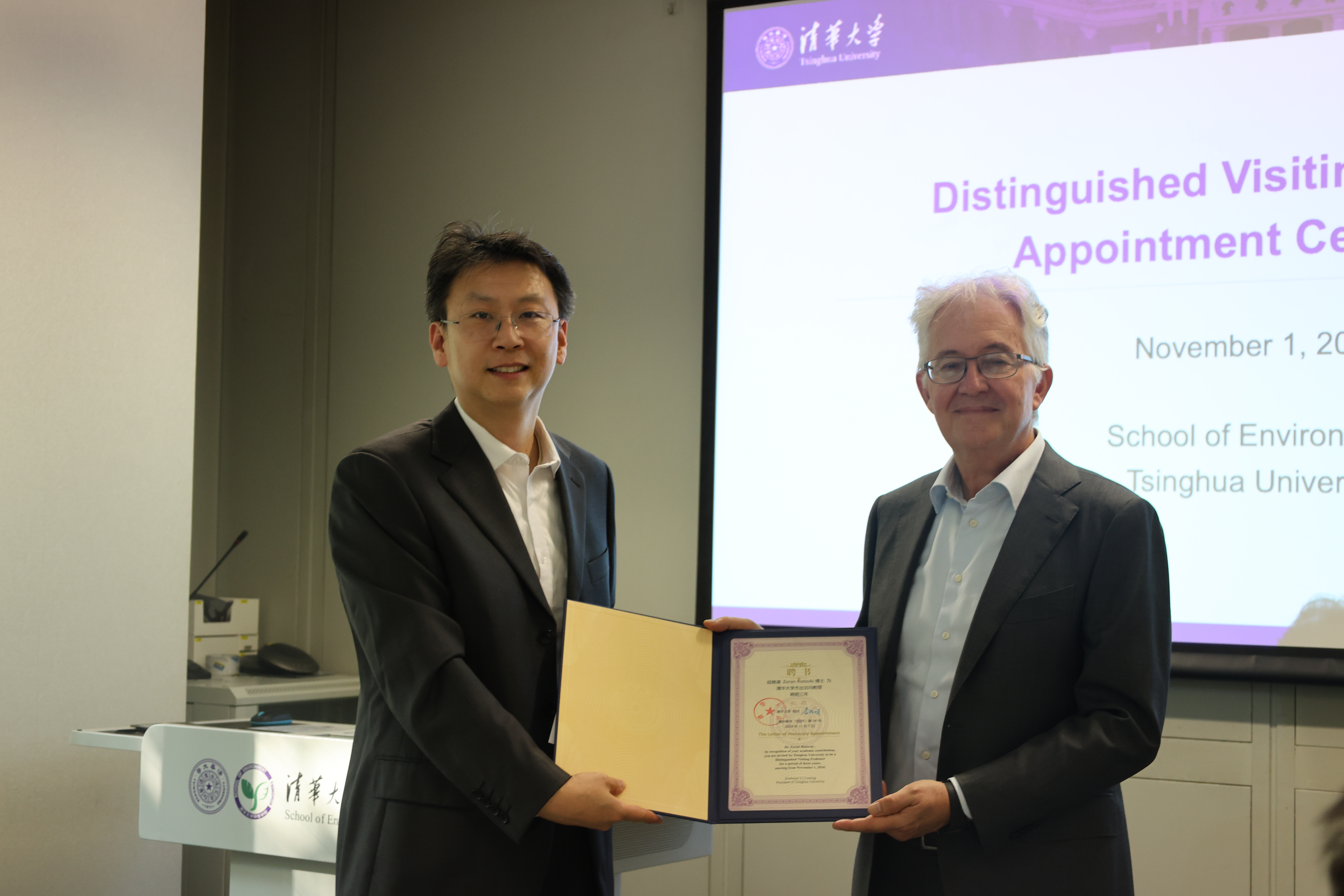 20241101-环境学院举行佐兰 里斯托夫斯基华体会娱乐平台杰出访问教授聘请仪式-刘钿-席劲瑛为佐兰·里斯托夫斯基颁发聘书.jpg