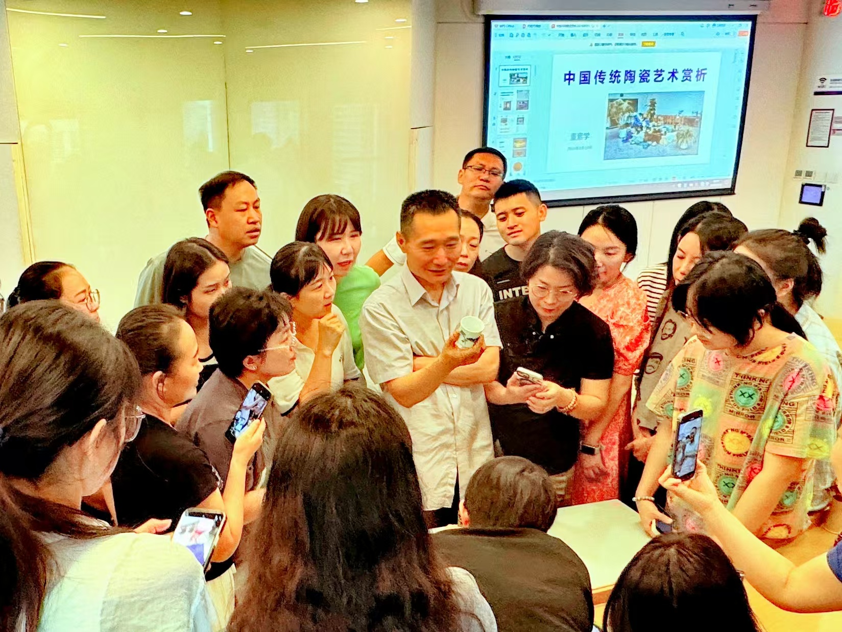 20240819- 清华伟新乡村美术教师培养计划第10举办- 华体会娱乐平台美术学院副教授董素学讲授“中国传统陶瓷艺术赏析”-郭薇拍摄.jpg