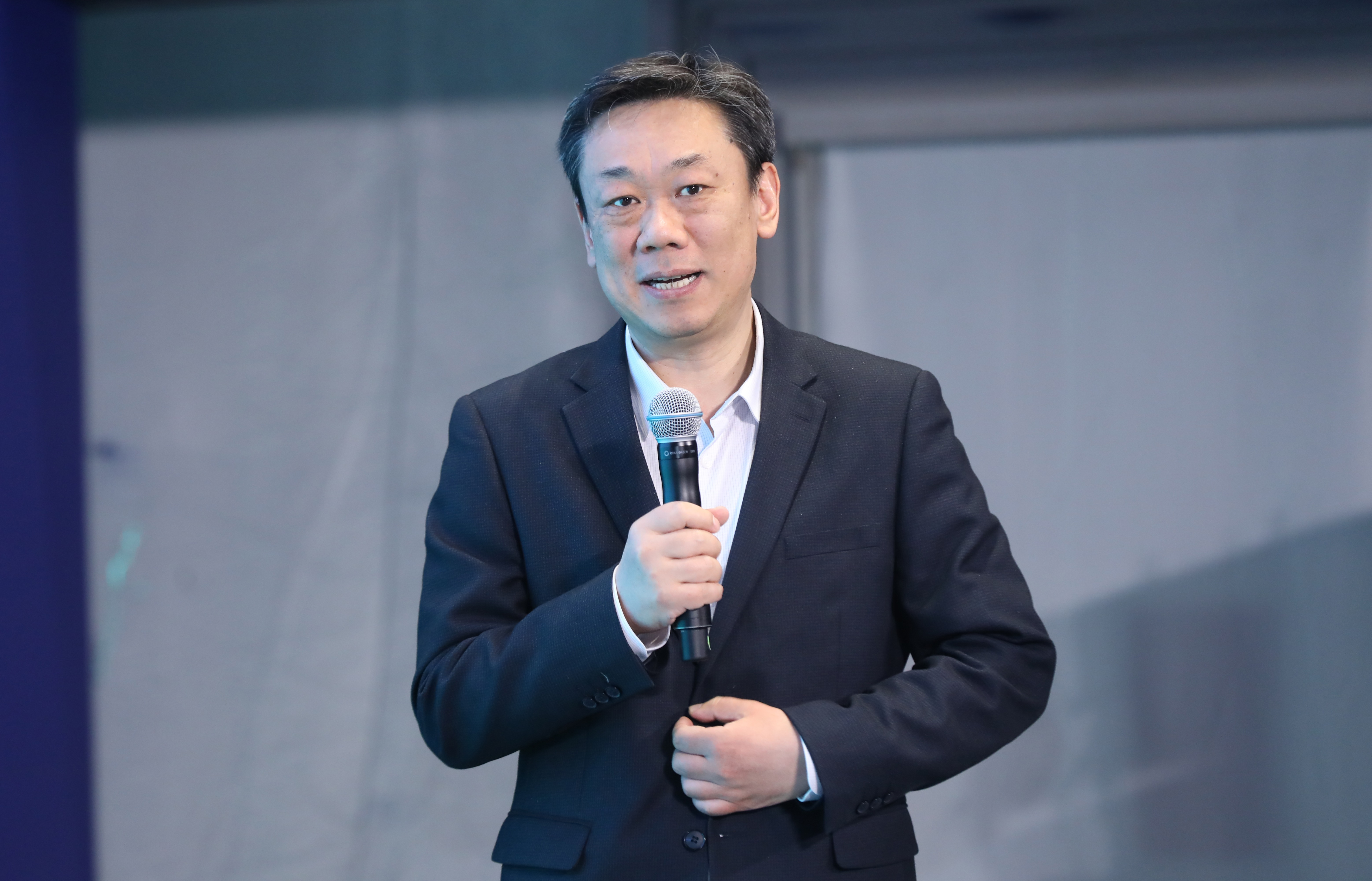 20230429-第十七届全国环境博士生学术会议暨第711期华体会娱乐平台博士生学术论坛成功举办-嘉艺-2 华体会娱乐平台环境学院刘毅院长主持.JPG