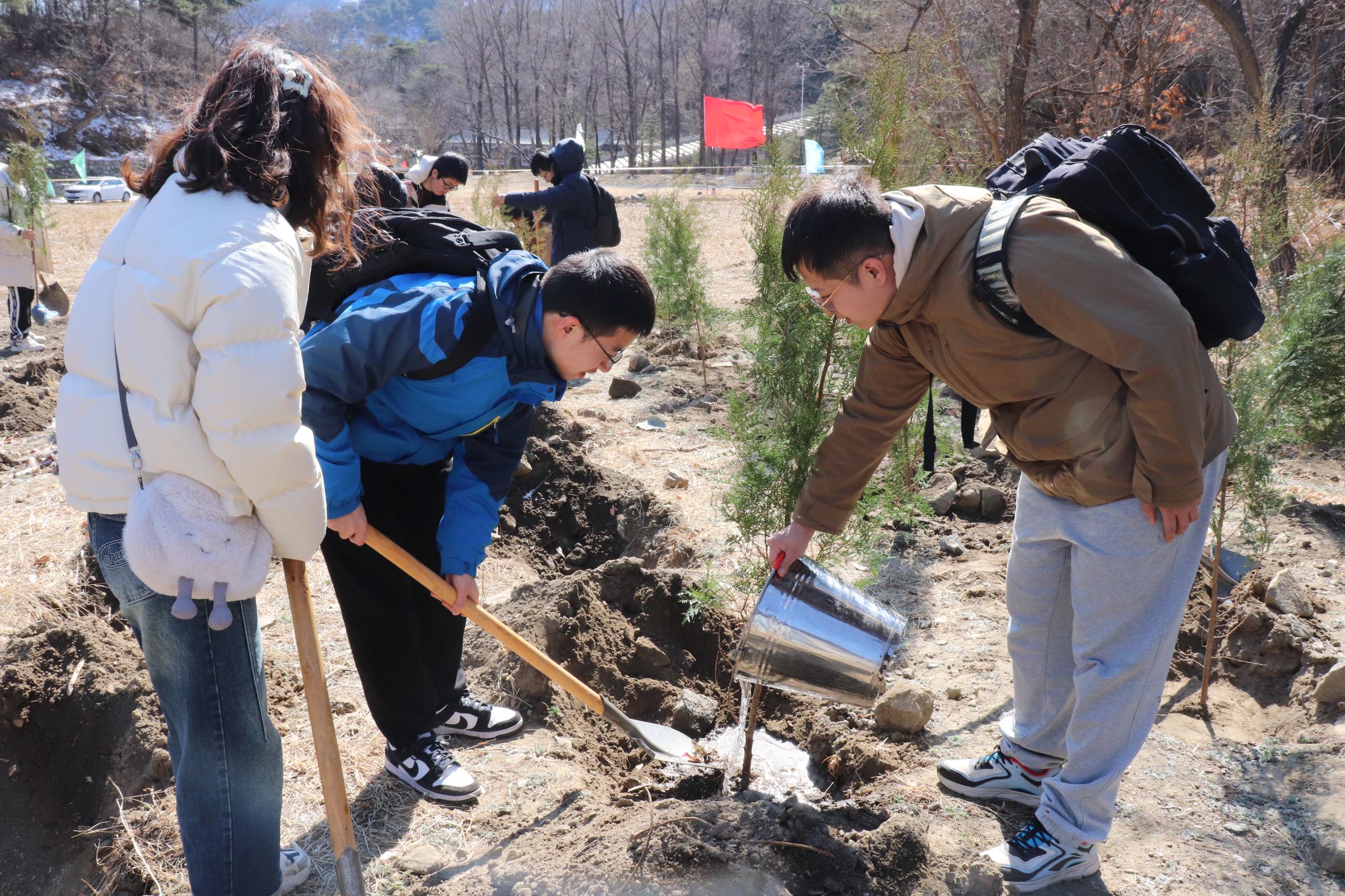20250316-义务植树-赵诗华-课题组师生参与植树活动.jpg