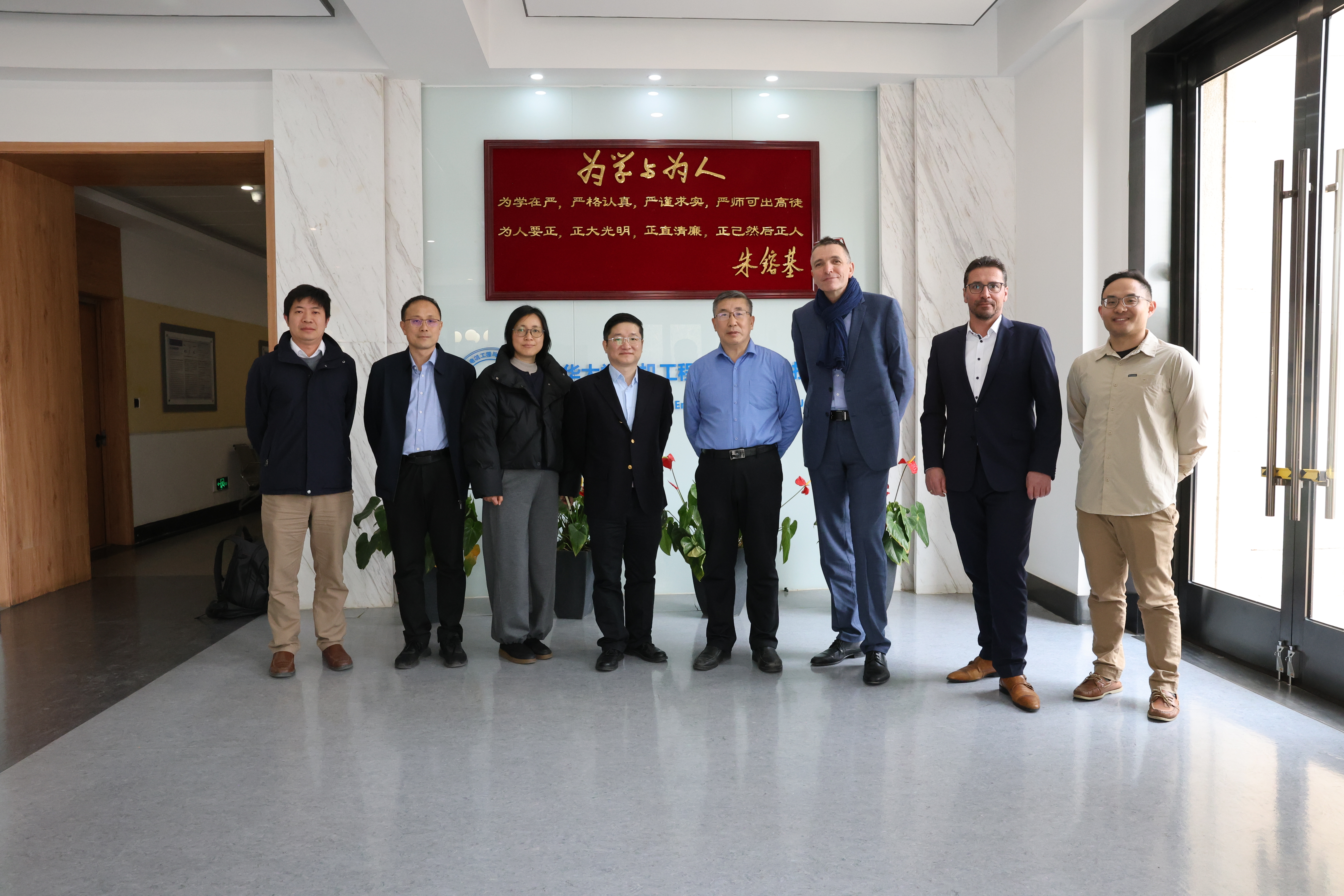 20250313-施耐德电气代表团访问华体会娱乐平台 探讨能源转型与绿色创新合作-电机系-施耐德电气代表团与电机系参加交流人员合影.jpg