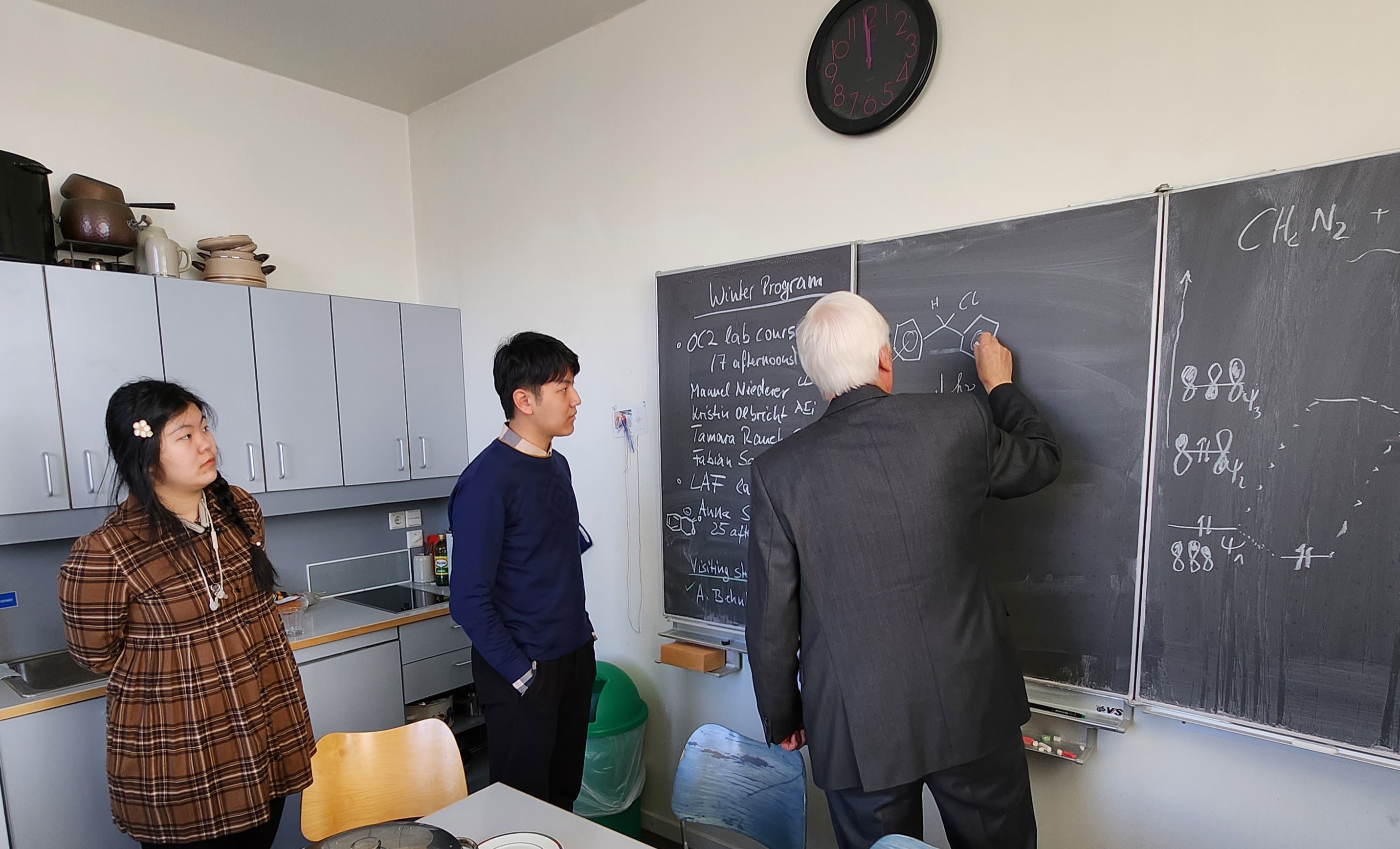 20230202-星火计划时间-星火计划实践支队-学员与Herbert Mayr教授交流(右一).jpg