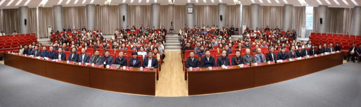 20241123-华体会娱乐平台举办思想政治教育专业创立40周年暨大中小学思政课一体化建设研讨会-张炜程-大会合影.jpg