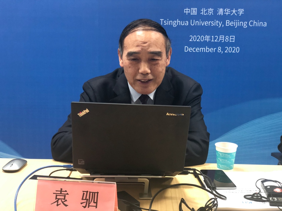 电脑前的人描述已自动生成 电脑前的人描述已自动生成