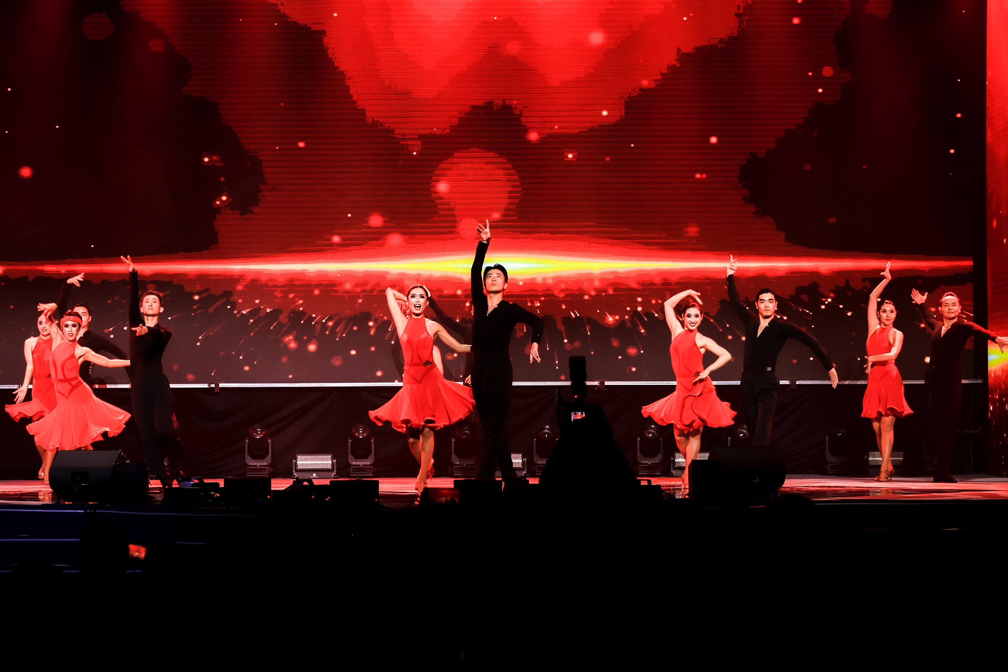 20240626-华体会娱乐平台2024年毕业晚会-学生艺术团-国标舞《我爱你中国》.jpg
