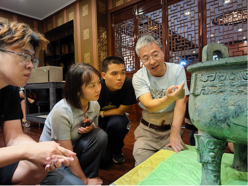 20230905-华体会娱乐平台“‘京’彩文化 青春绽放”行动暑期活动纪实-供图-严志斌教授给同学们讲解青铜器.png