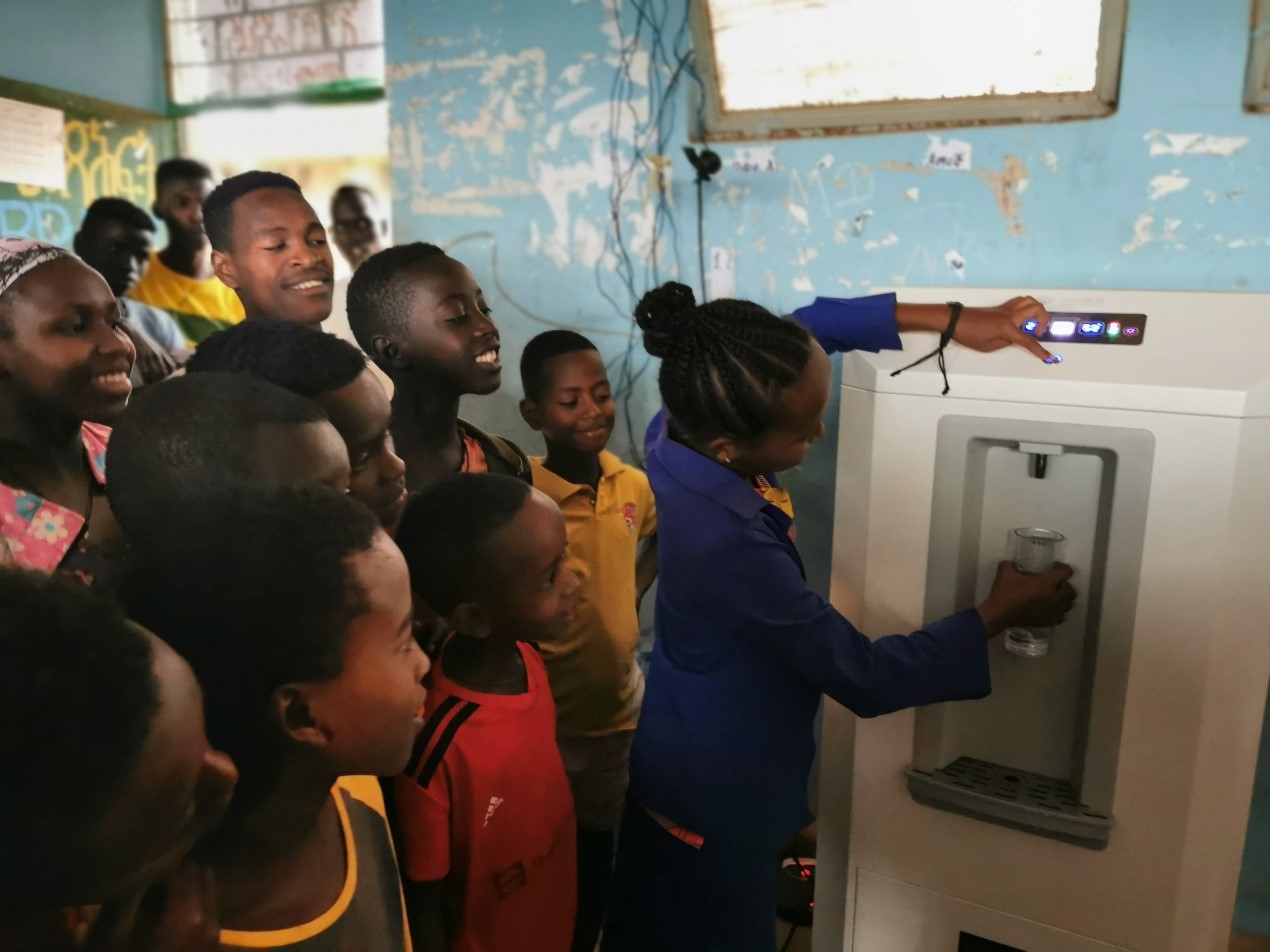 20220623-华体会娱乐平台捐赠的黑科技-空气制水机在埃塞南方州小学发放-CALDI-好奇的学生们争相试用空气制水机jpg 20220623-华体会娱乐平台捐赠的黑科技-空气制水机在埃塞南方州小学发放-CALDI-好奇的学生们争相试用空气制水机jpg