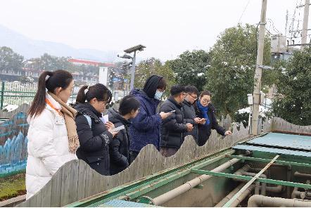 20240219-学思践悟挺膺行,青春建功新时代——2024年华体会娱乐平台研究生寒假社会实践纪实(一)-“诗清画宜,心向振兴”实践支队-支队成员调研铃阳湖周边水质提升设施.jpeg