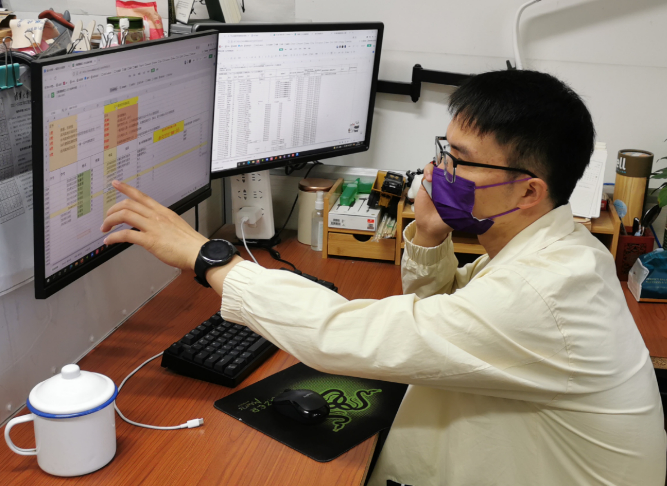 20220520-疫情之下,清华辅导员的“多重身份”-陆心怡-进行疫情风险排查工作的周力jpg 20220520-疫情之下,清华辅导员的“多重身份”-陆心怡-进行疫情风险排查工作的周力jpg