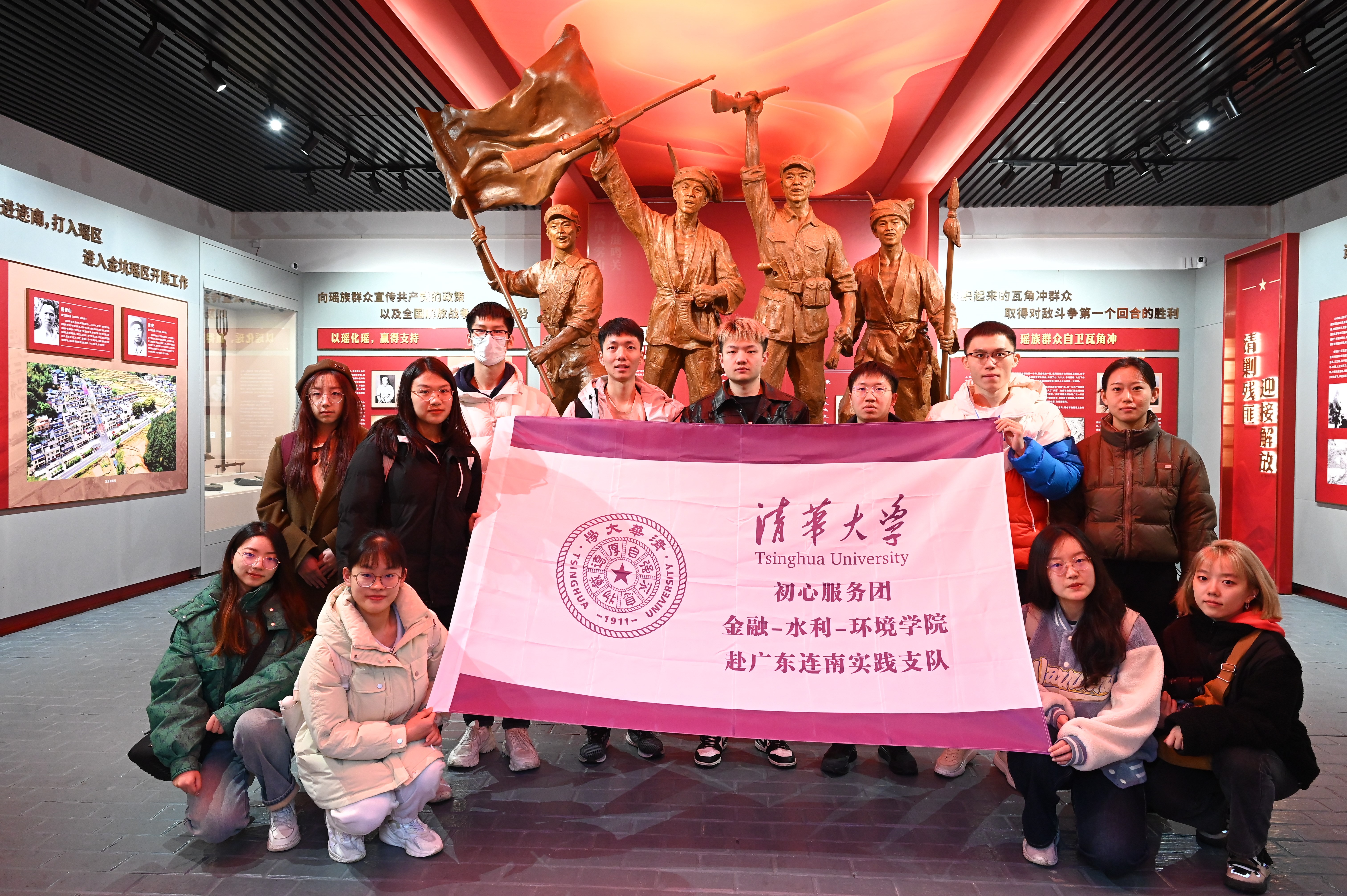 20240301-学思践悟启新程,挺膺担当绘青春——2024 年华体会娱乐平台研究生寒假社会实践总结回顾-“初心服务团”联合金融学院-水利系-环境学院赴广东连南实践支队-支队成员在红军烈士陵园重温入党誓词.jpg