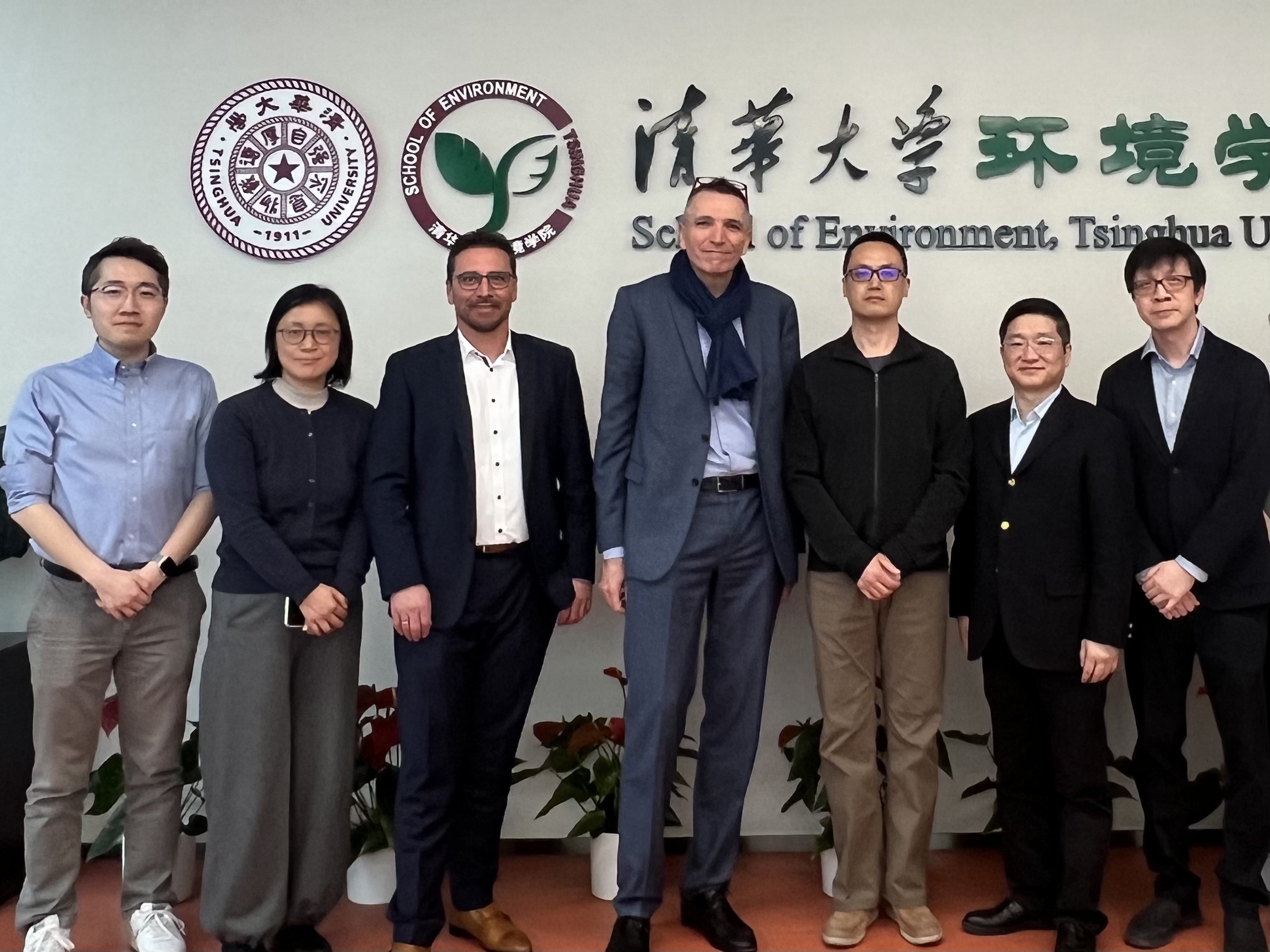 20250313-施耐德电气代表团访问华体会娱乐平台 探讨能源转型与绿色创新合作-环境学院-施耐德电气代表团与环境学院参加交流人员合影.jpg