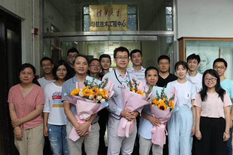 一群人站在一起合影描述已自动生成 一群人站在一起合影描述已自动生成