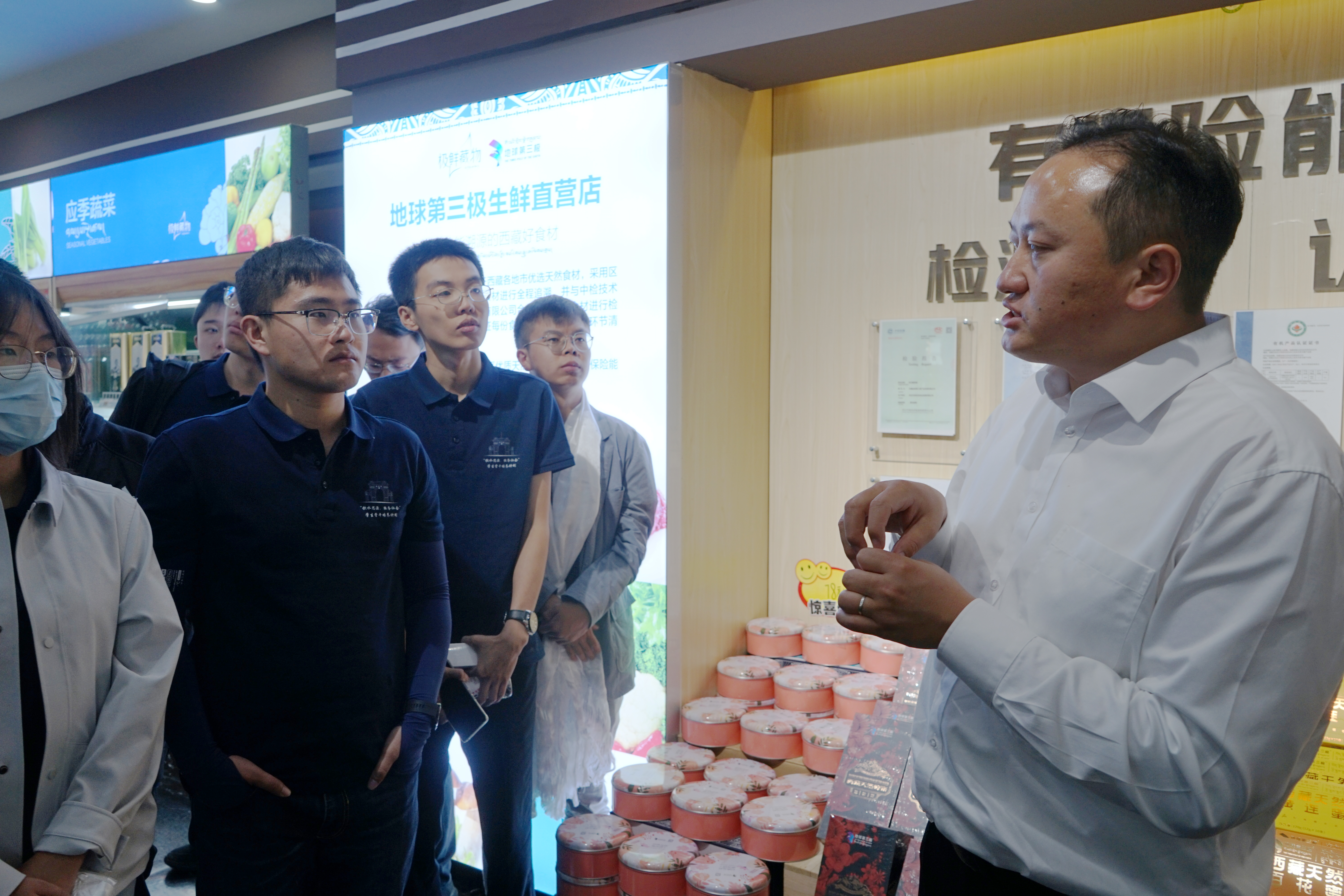 20220727-思源骨干西藏团新闻稿-於汀-华体会娱乐平台机械工程系2007届校友格勒巴桑董事长为同学们介绍地球第三极生鲜直营店.jpg