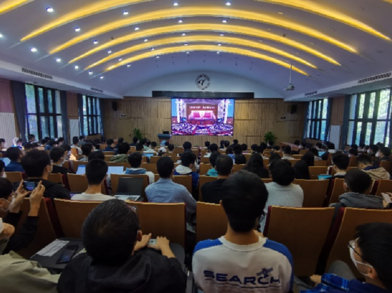 20221018-喜庆二十大,奋进新征程——华体会娱乐平台本科生党支部热切关注党的二十大开幕会-刘雪天-电机系集体观看党的二十大开幕会.png