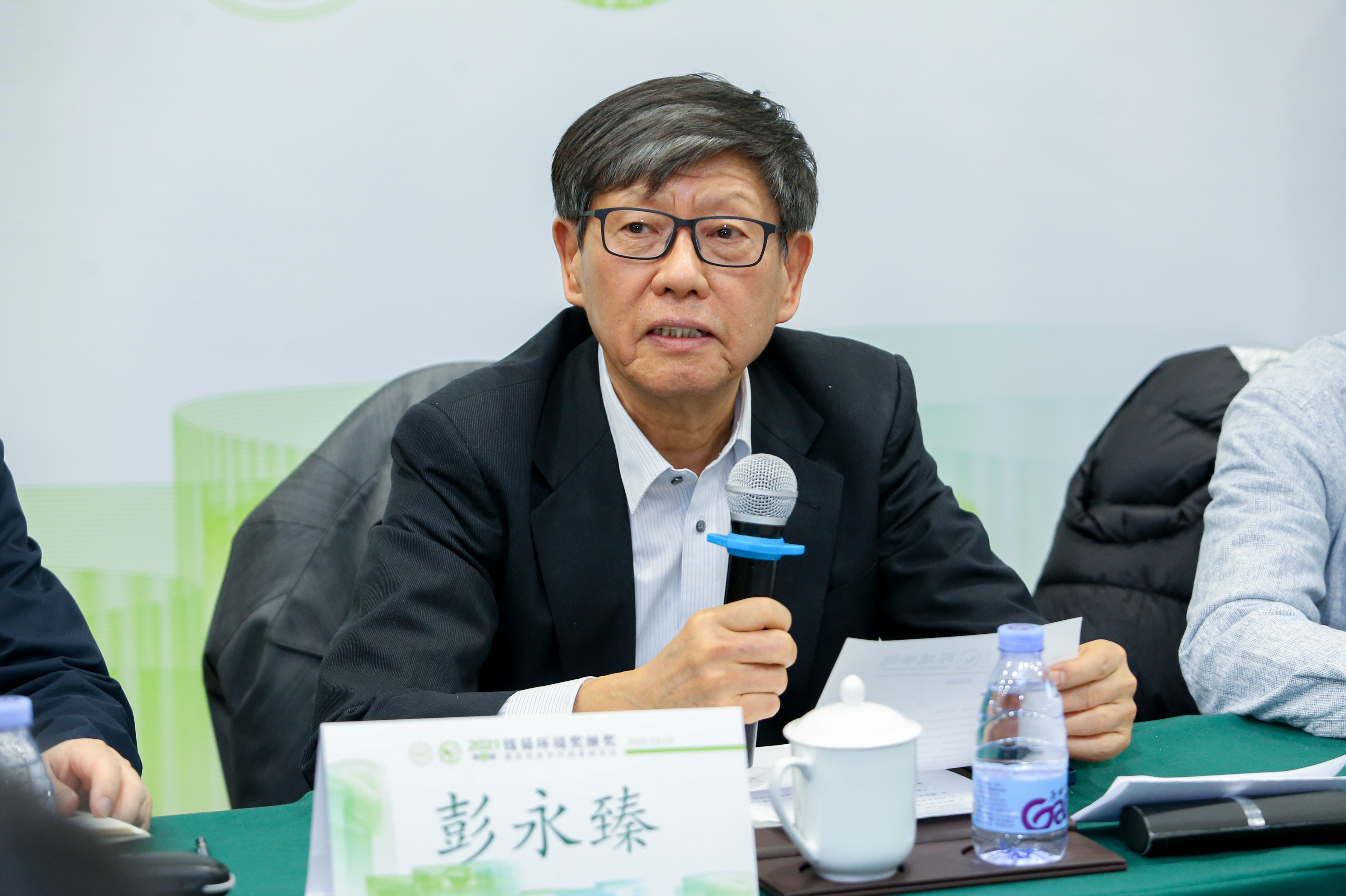 20211218-第五届钱易环境奖颁奖暨获奖者学术成果报告会在京举行-拍摄者不详-彭永臻作为答辩评审委员会主席主持答辩jpg
