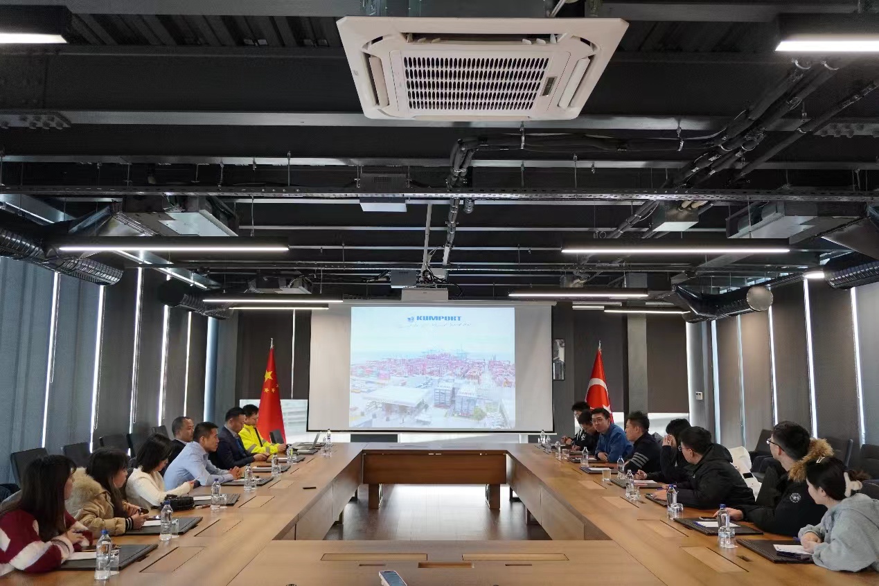 20240308-奔赴四海铸实践真知 对话世界立时代潮头——2024年华体会娱乐平台“知行计划”研究生骨干海外实践纪实-中东欧实践支队-支队成员与昆波特码头相关投资企业代表座谈.jpg