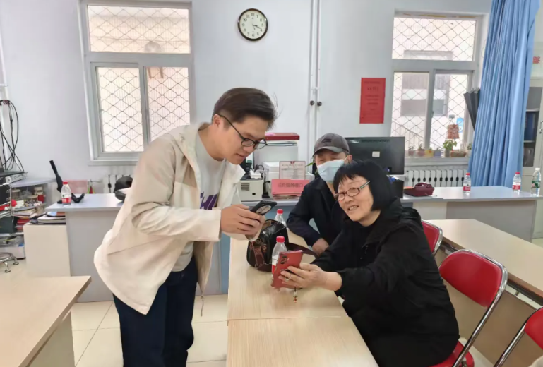 20250321-“海·清”行动-“海·清”社区服务队-材料学院志愿者指导老人使用智能手机.png