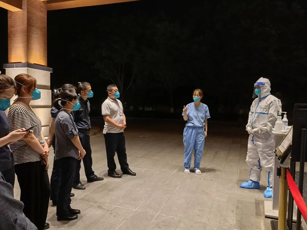 20220606-医院供图-医院供图-队员们为隔离点工作人员进行防疫培训jpg 20220606-医院供图-医院供图-队员们为隔离点工作人员进行防疫培训jpg
