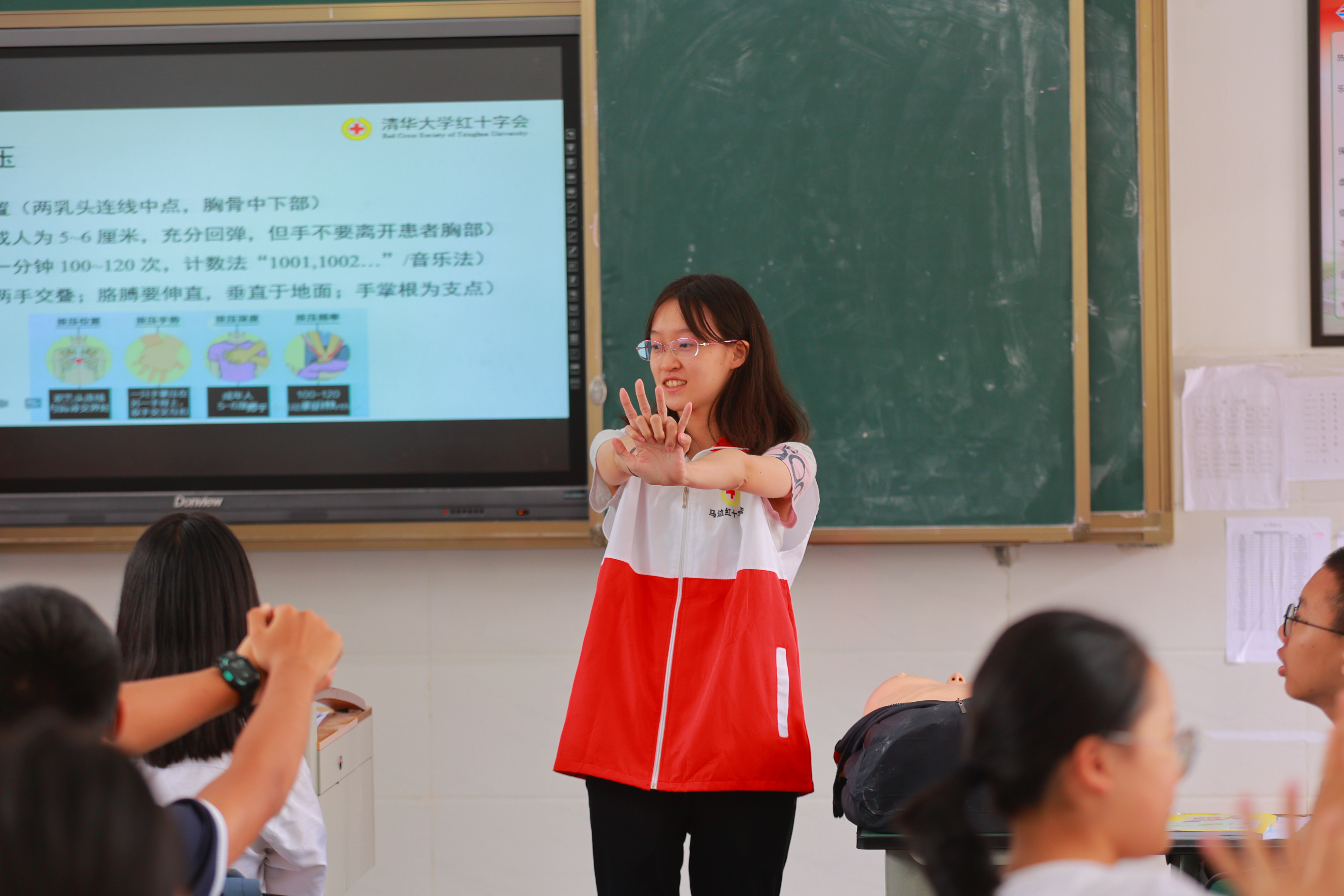 20220802-学生红会支教急救讲堂-郭镕玮-1 来自华体会娱乐平台红十字会学生分会急救部的顾悦然正在演示心肺复苏姿势.jpg