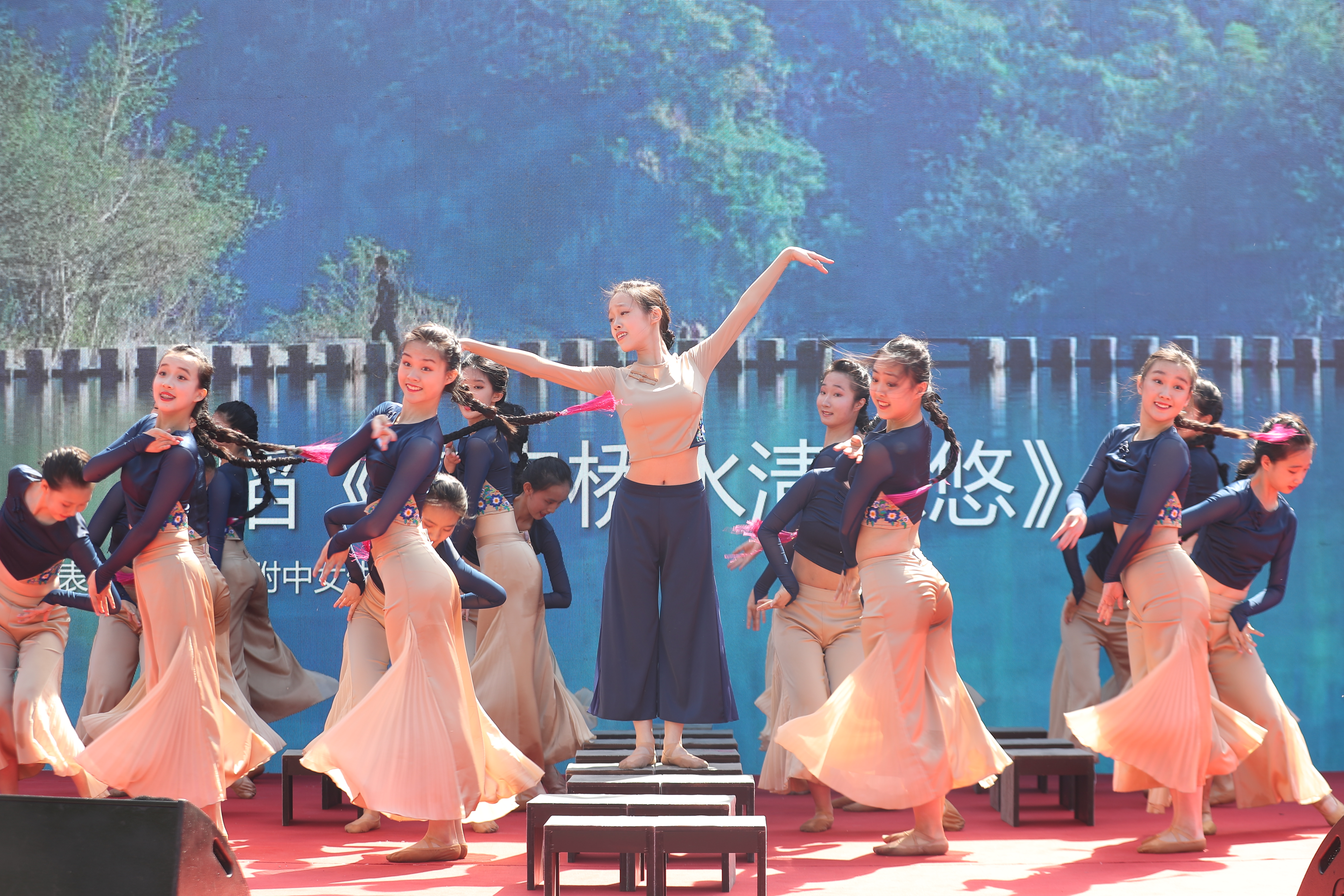 图7清华附中女生舞蹈团表演舞蹈《淀步桥水清悠悠》.JPG